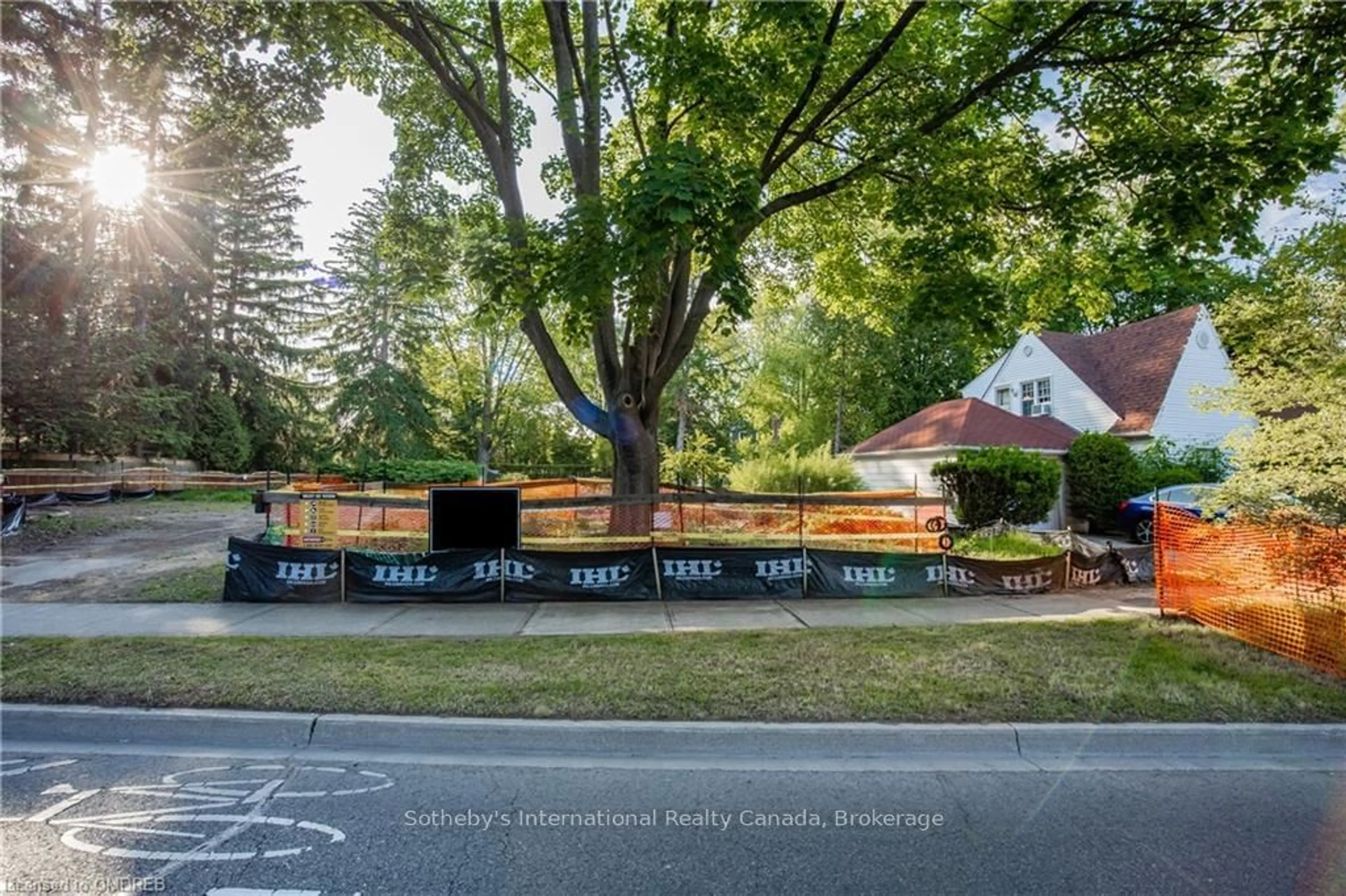 Frontside or backside of a home, the street view for 2381 LAKESHORE Rd, Burlington Ontario L7R 1B7