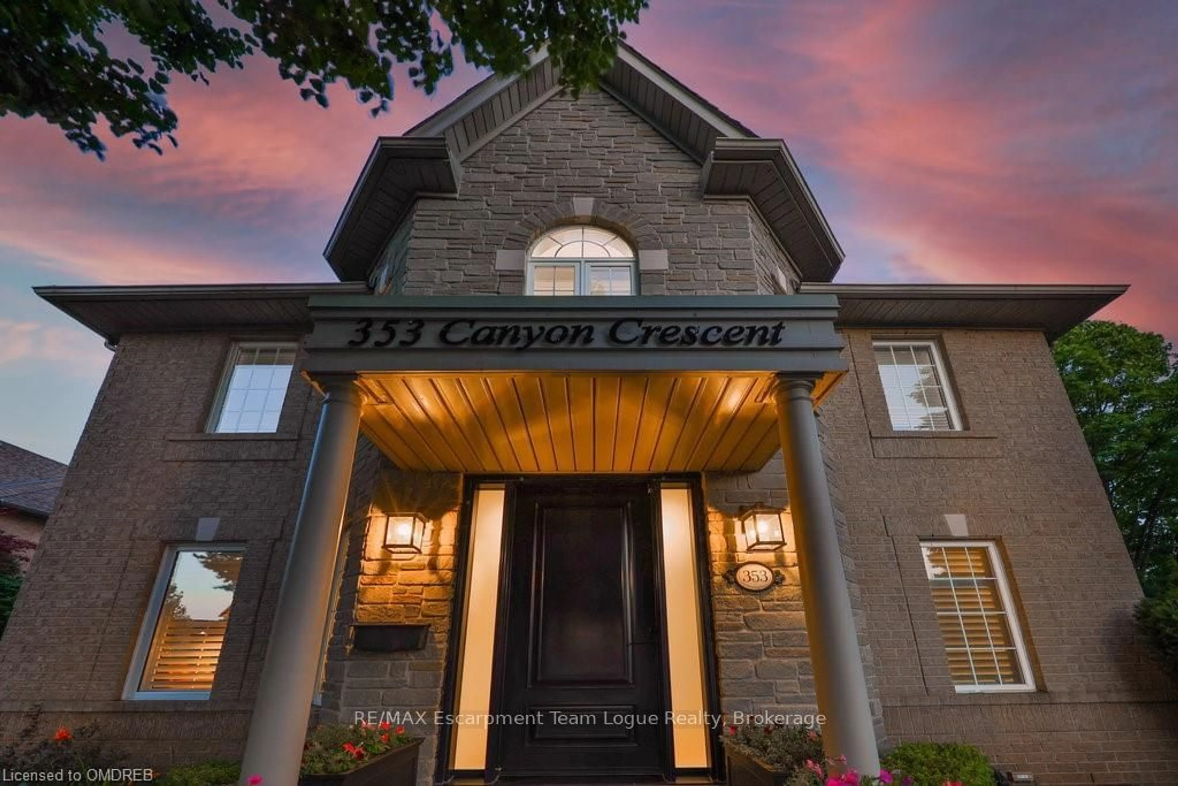 Indoor foyer for 353 CANYON Cres, Oakville Ontario L6H 5T3