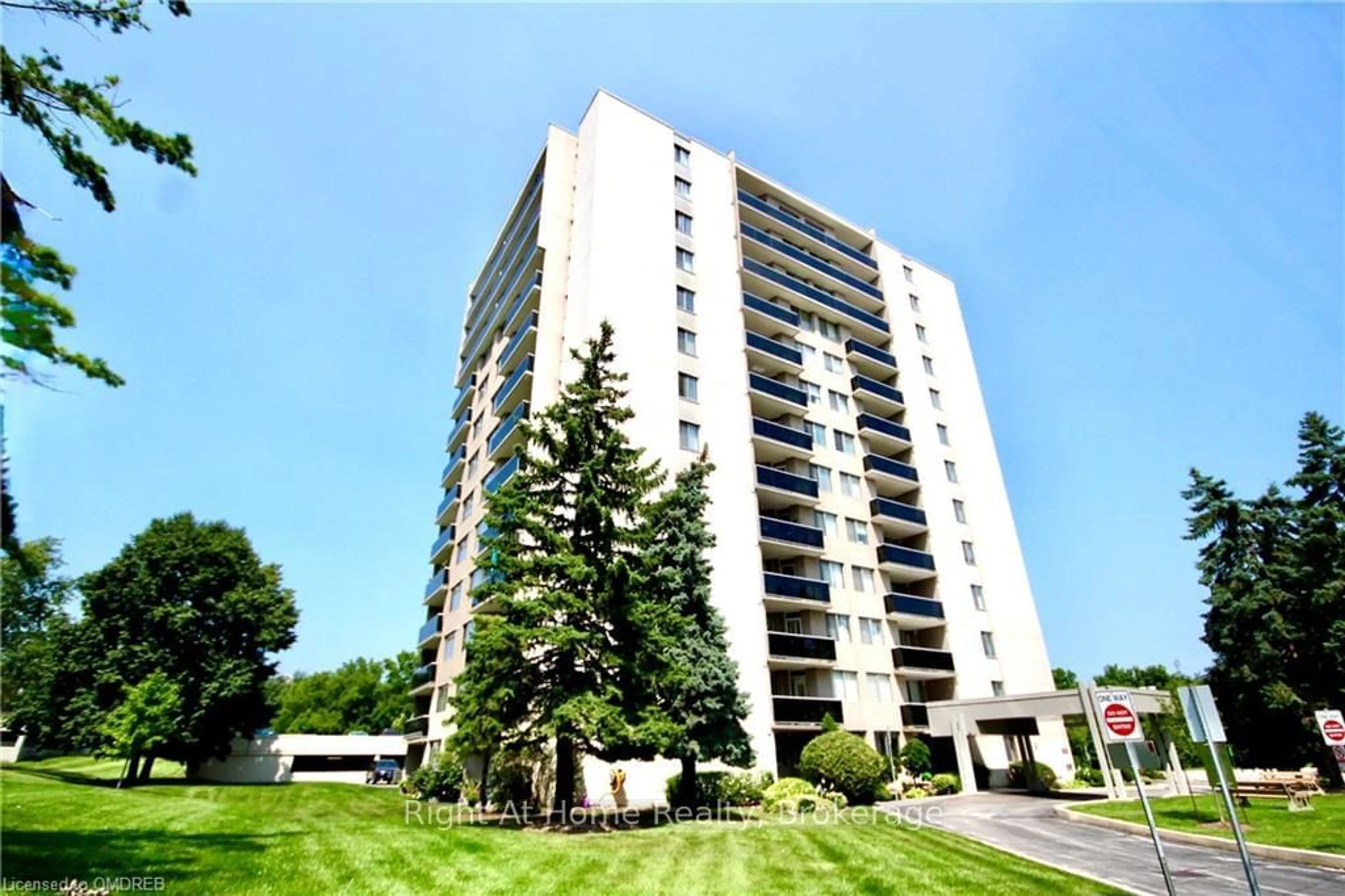 A pic from exterior of the house or condo, the front or back of building for 81 MILLSIDE Dr #901, Milton Ontario L9T 3X4