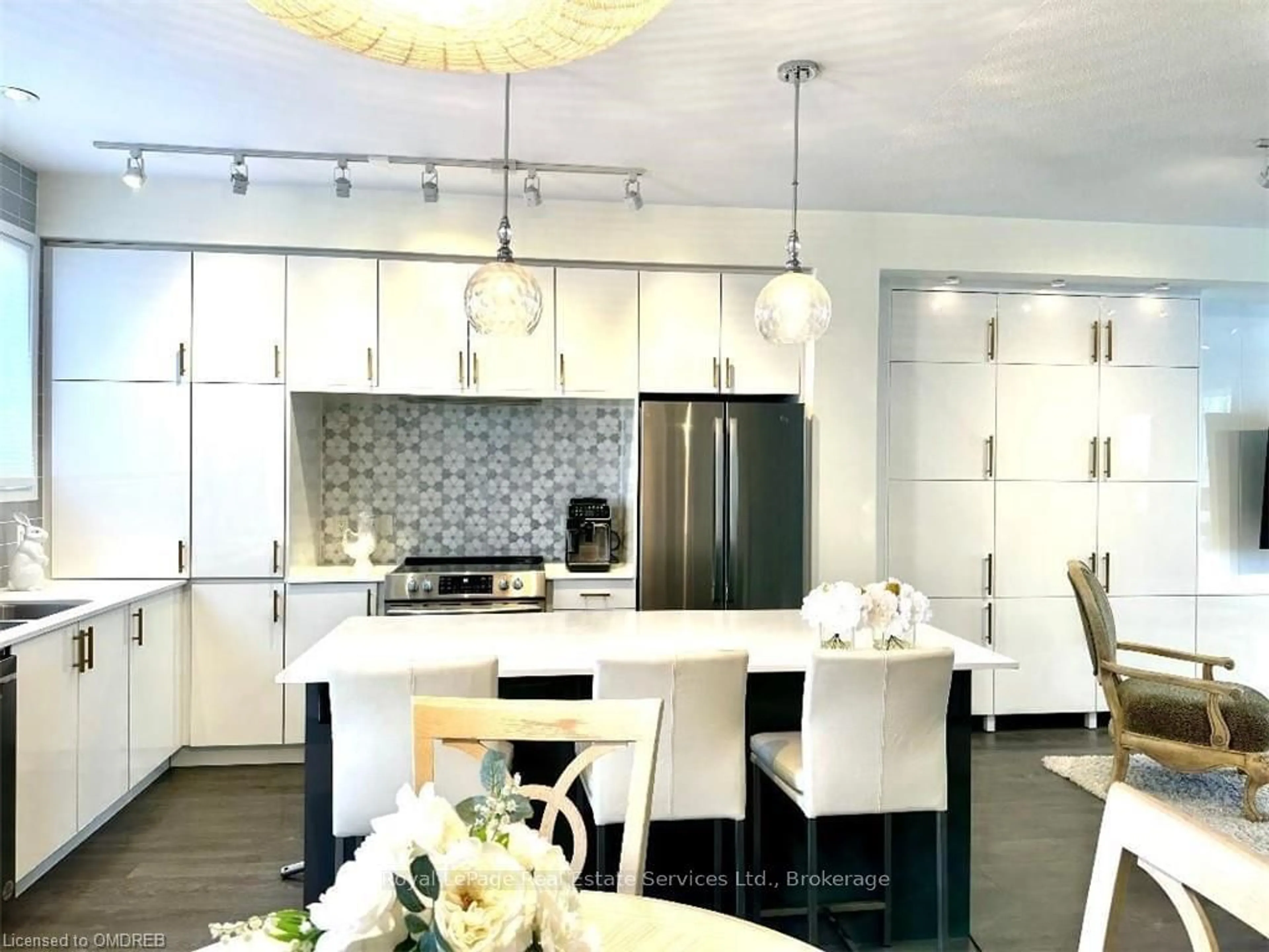 Contemporary kitchen, ceramic floors for 3095 ERNEST APPELBE Blvd, Oakville Ontario L6H 0P3