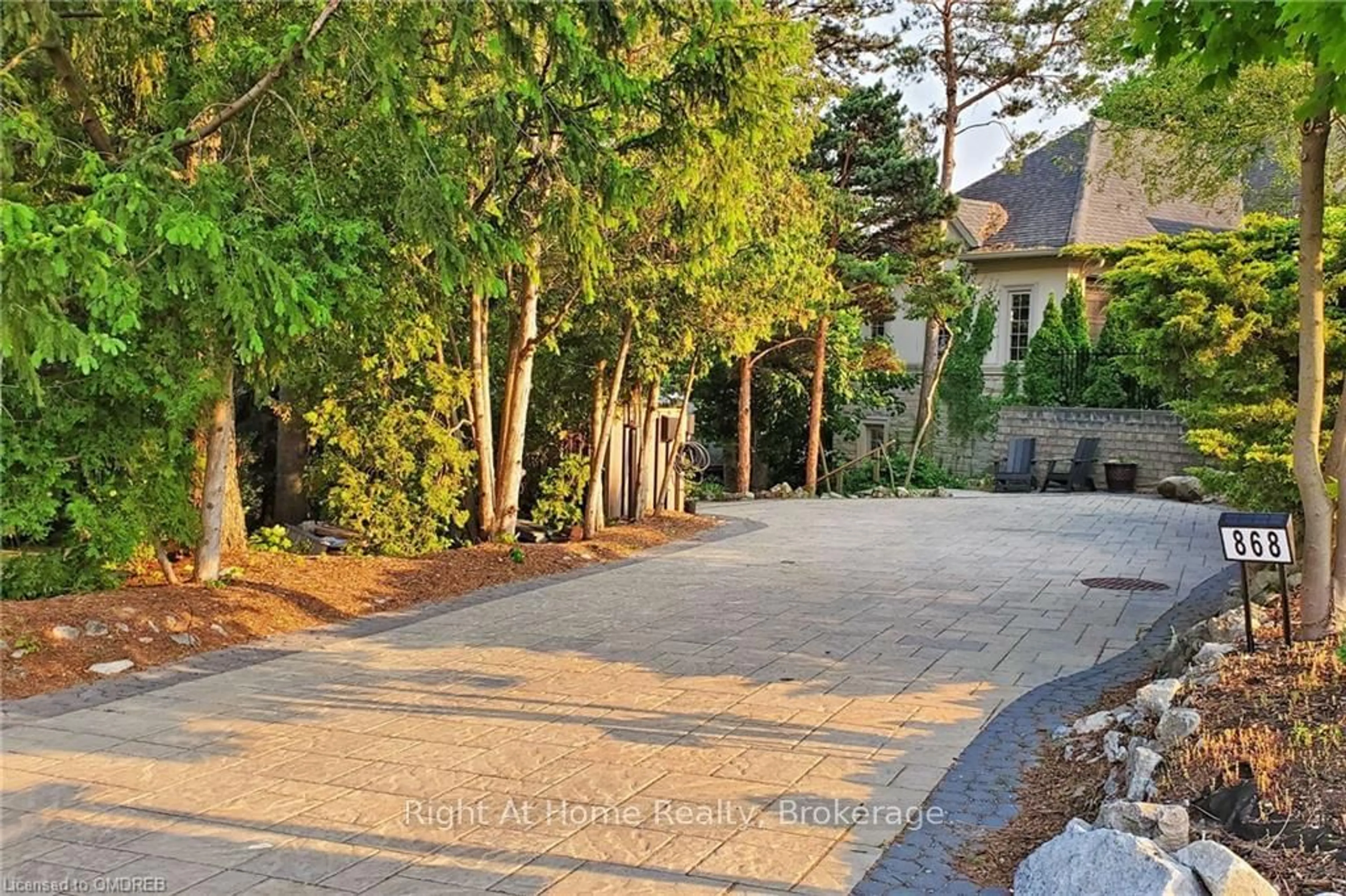 Patio, the fenced backyard for 868 DANFORTH Pl, Burlington Ontario L7T 1S2