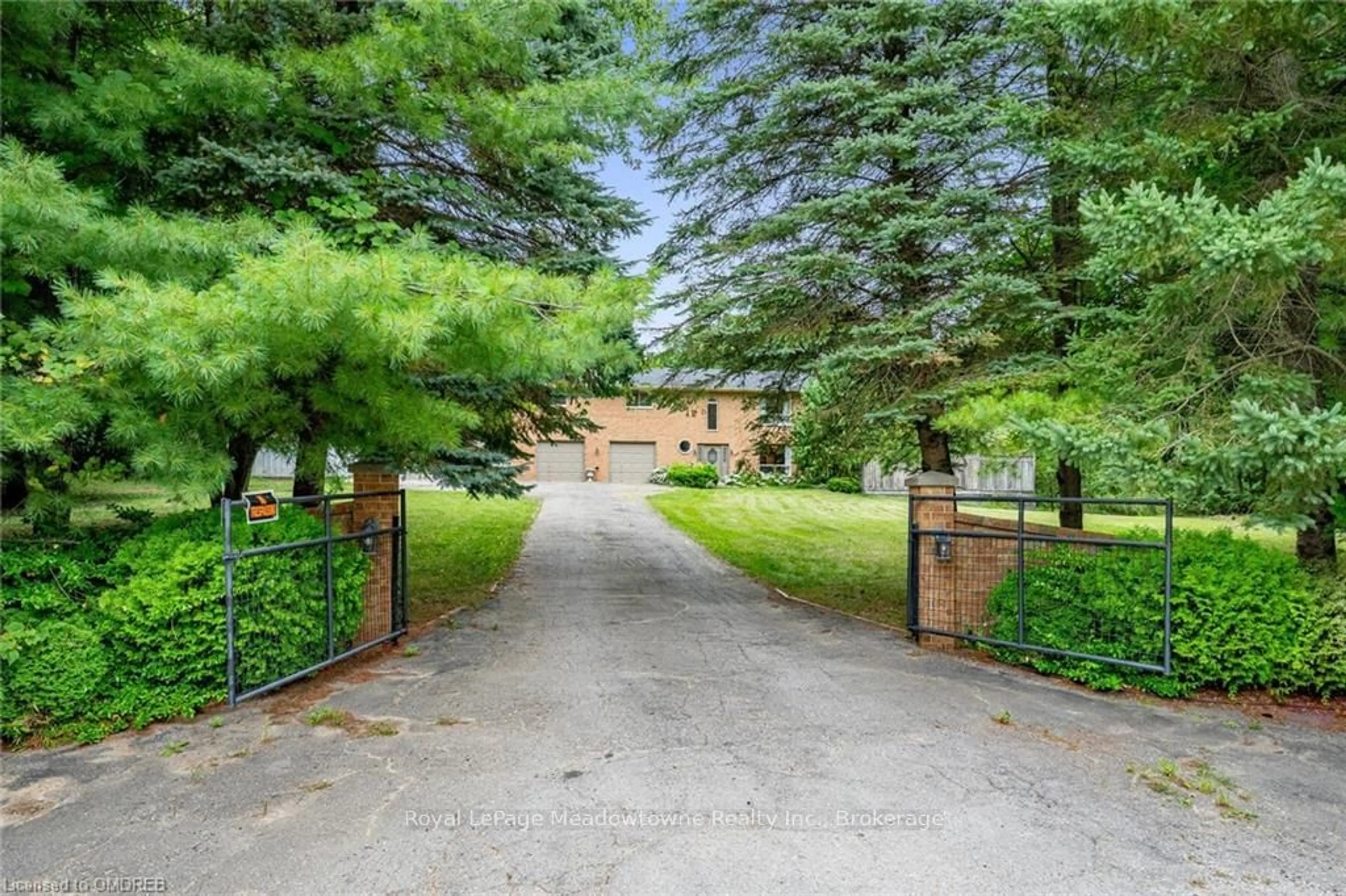 Indoor foyer for 13055 FOURTH LINE Line, Milton Ontario N0B 2K0