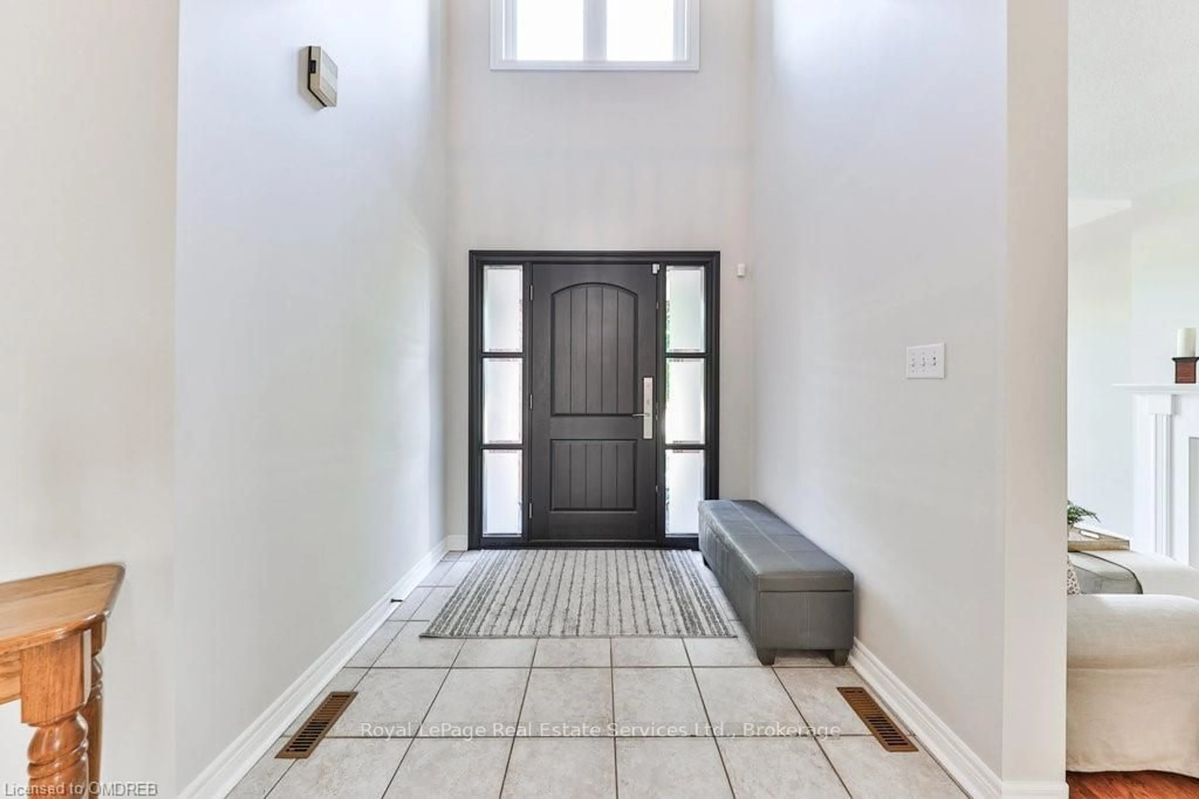 Indoor entryway, wood floors for 1688 GLENVISTA Dr, Oakville Ontario L6H 6K6