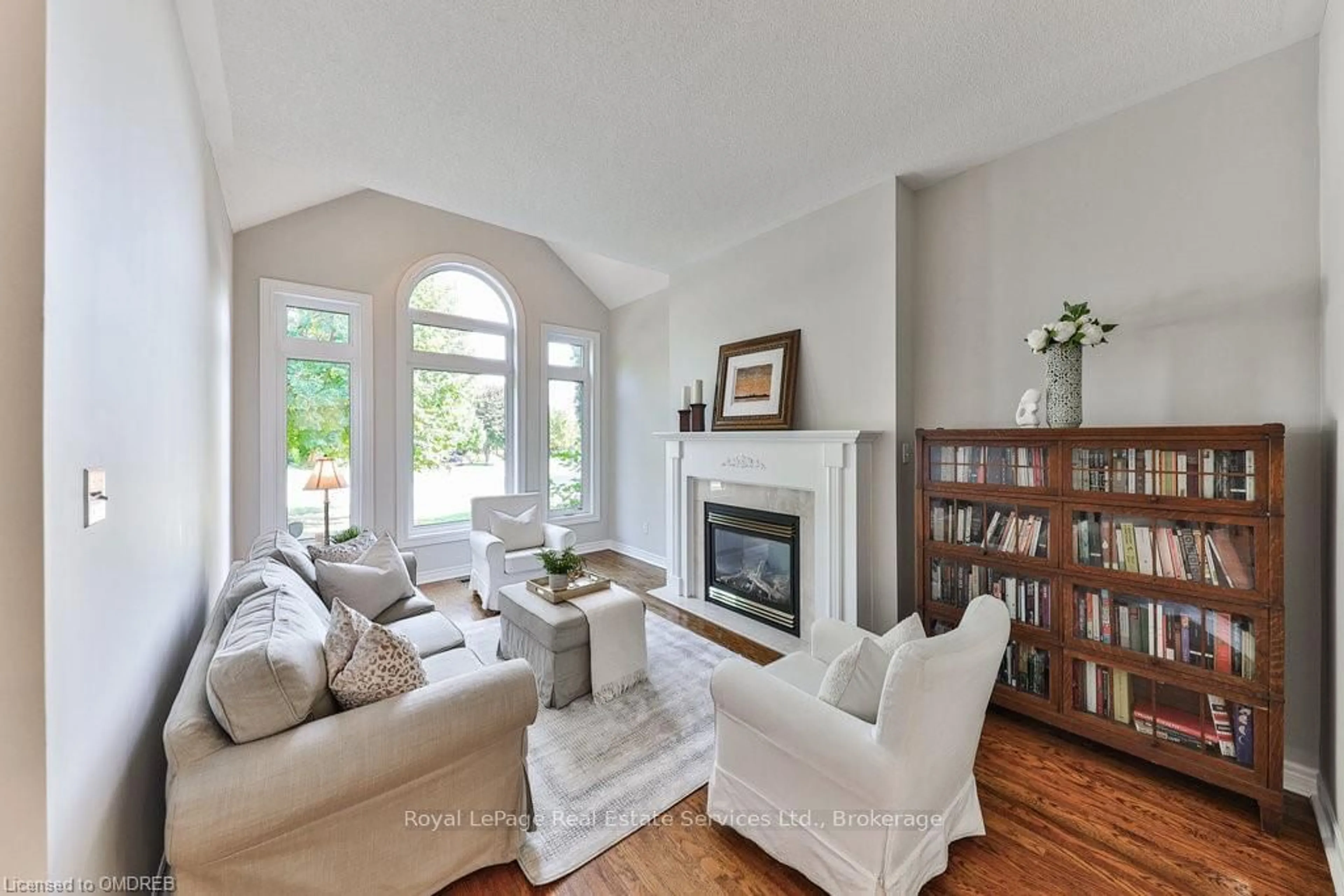 Living room, wood floors for 1688 GLENVISTA Dr, Oakville Ontario L6H 6K6