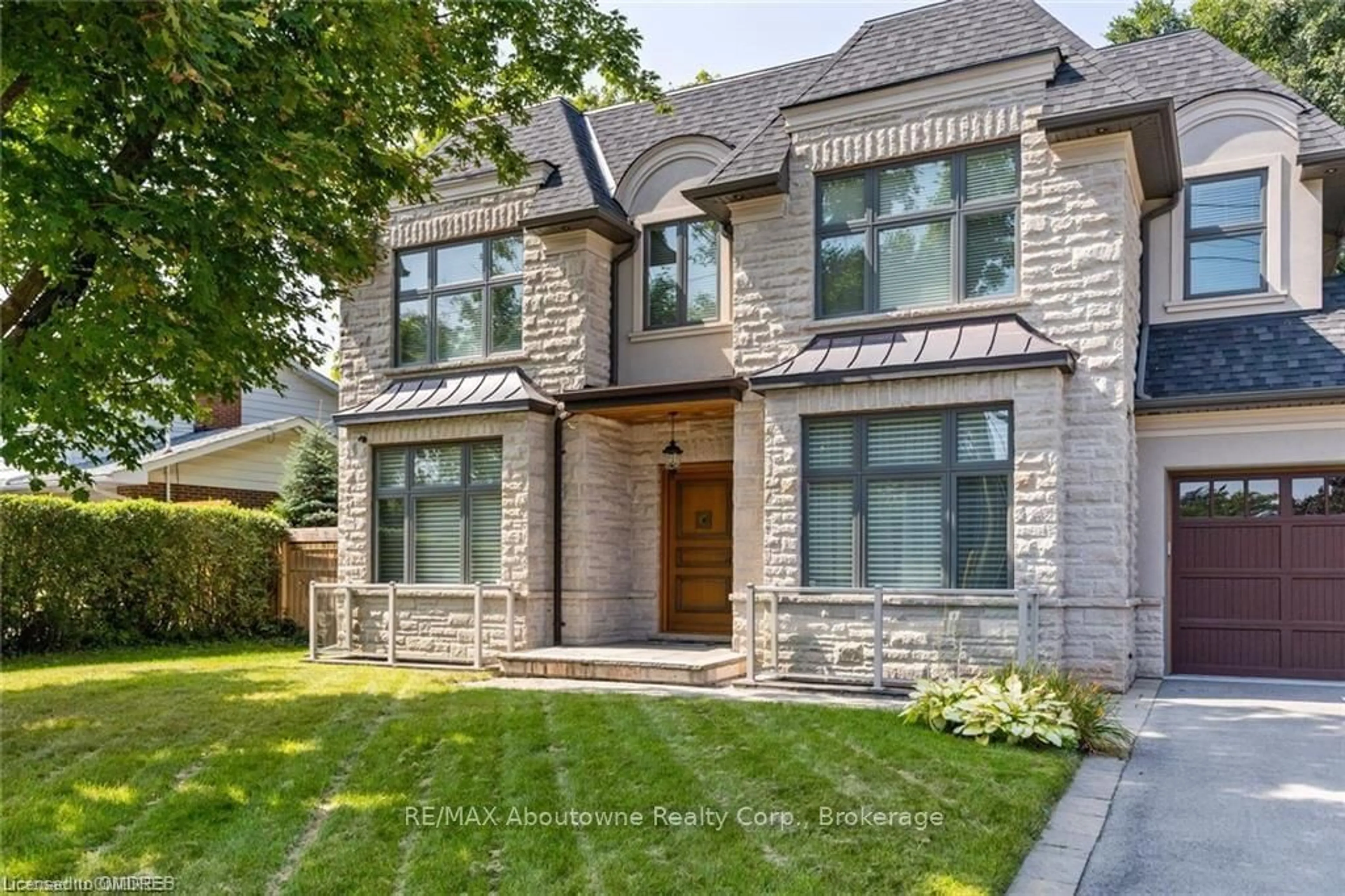 Home with brick exterior material for 2209 SLOANE Dr, Oakville Ontario L6L 2N1