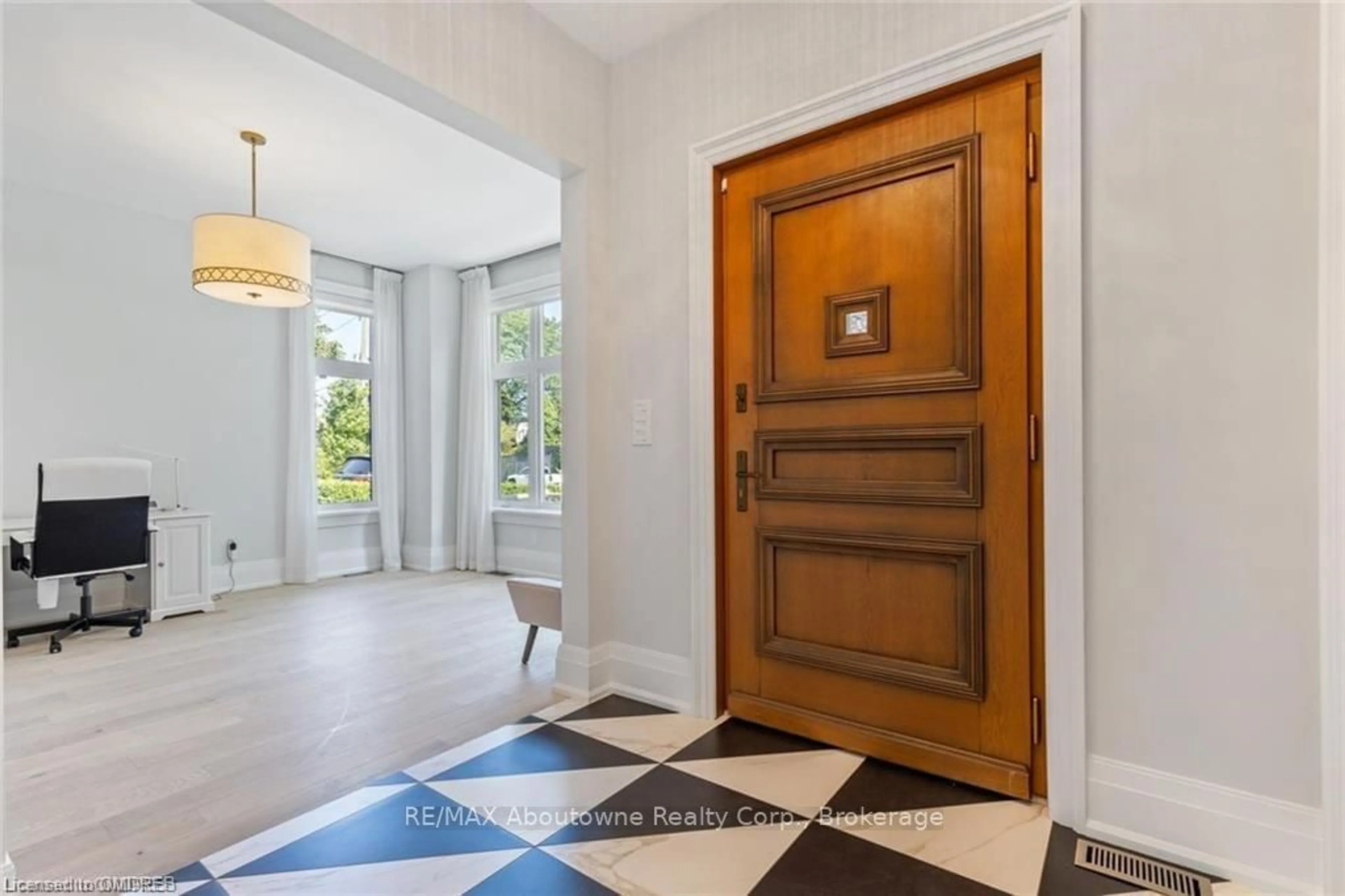 Indoor foyer, wood floors for 2209 SLOANE Dr, Oakville Ontario L6L 2N1