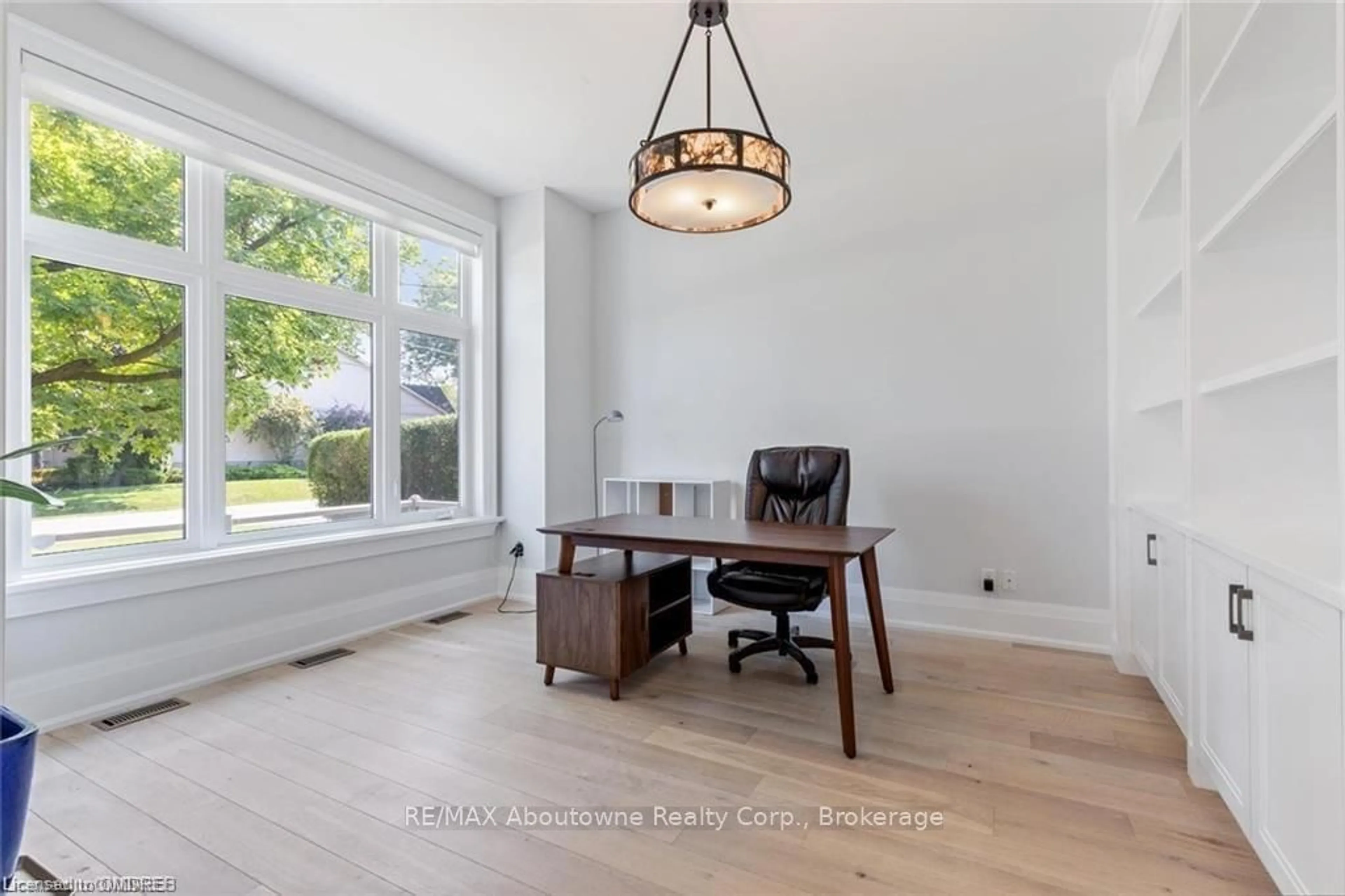 Dining room, wood floors, cottage for 2209 SLOANE Dr, Oakville Ontario L6L 2N1