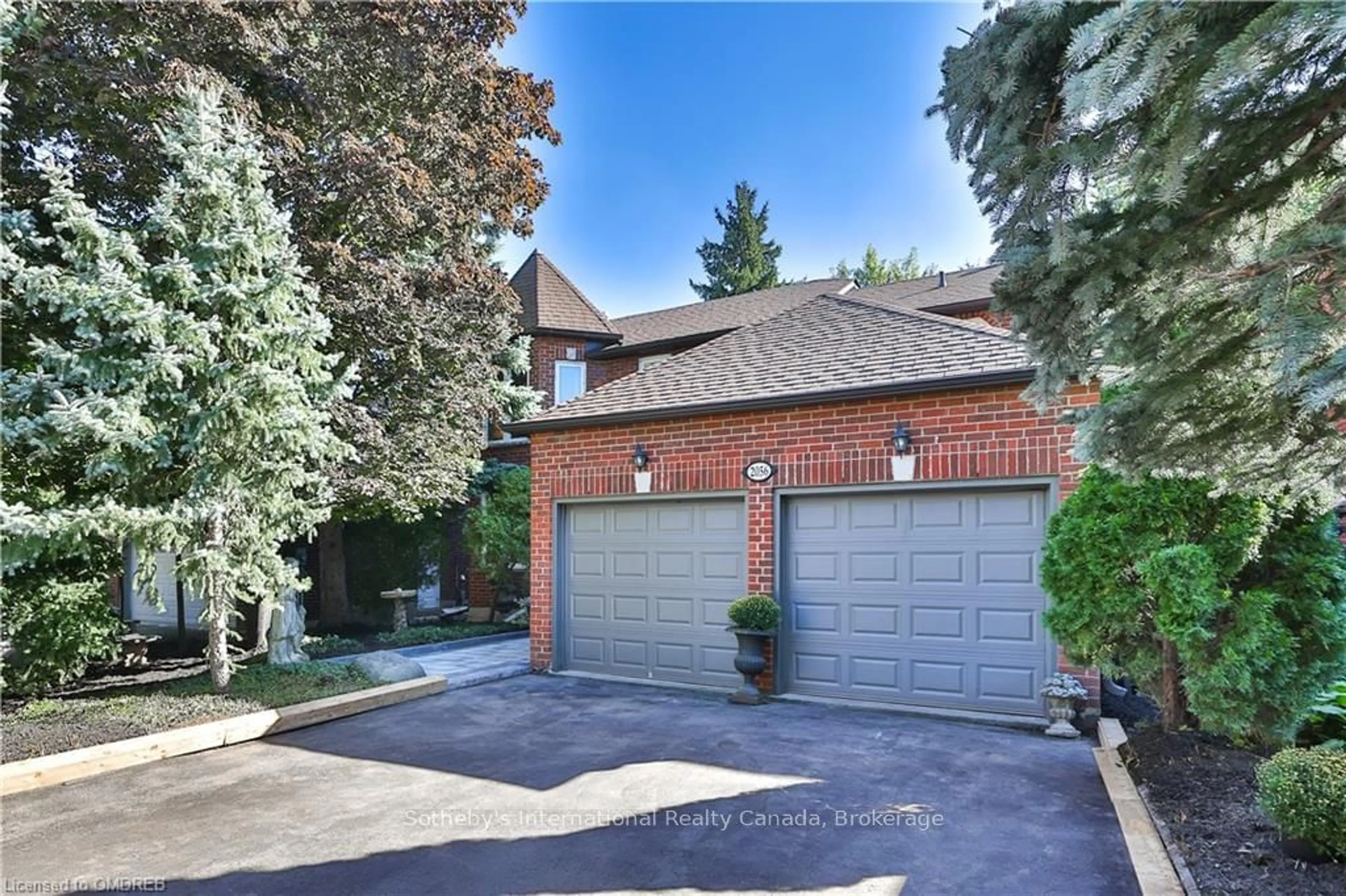 Home with brick exterior material for 2056 MARKLE Dr, Oakville Ontario L6H 3T3