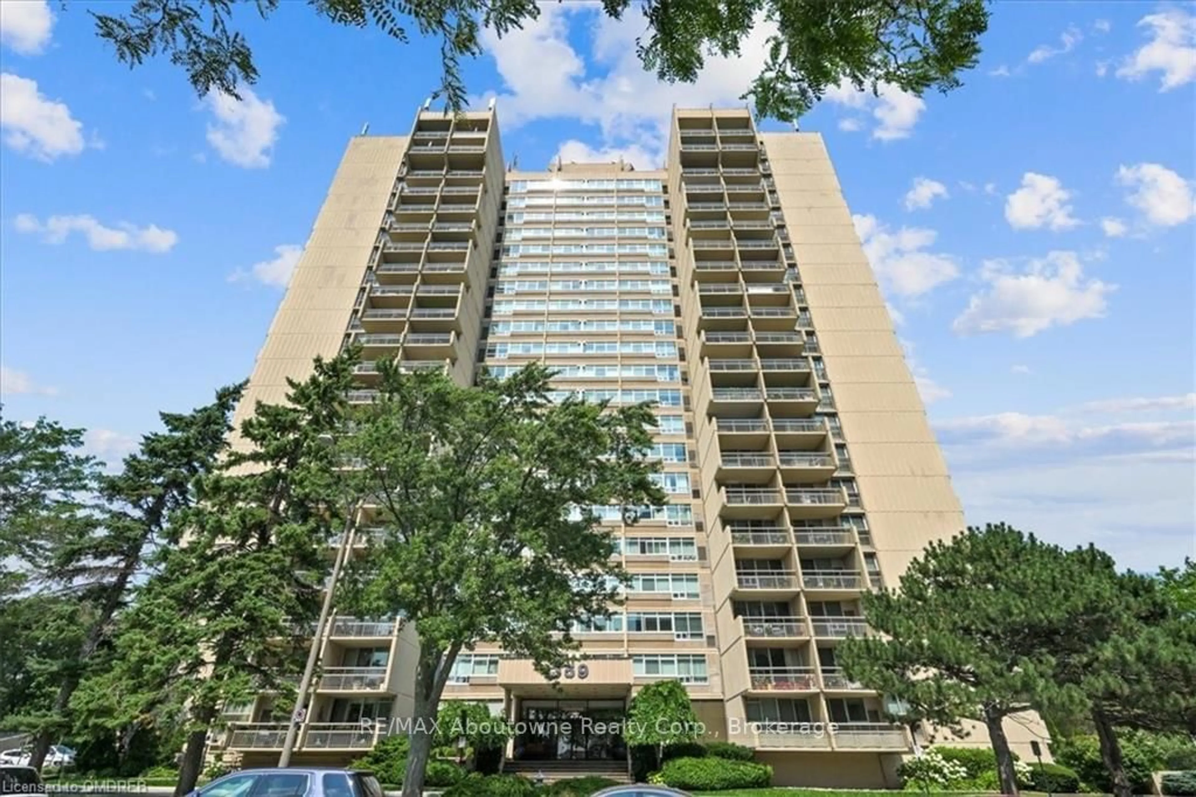 A pic from exterior of the house or condo, the front or back of building for 1359 WHITE OAKS Blvd #1006, Oakville Ontario L6H 2R8