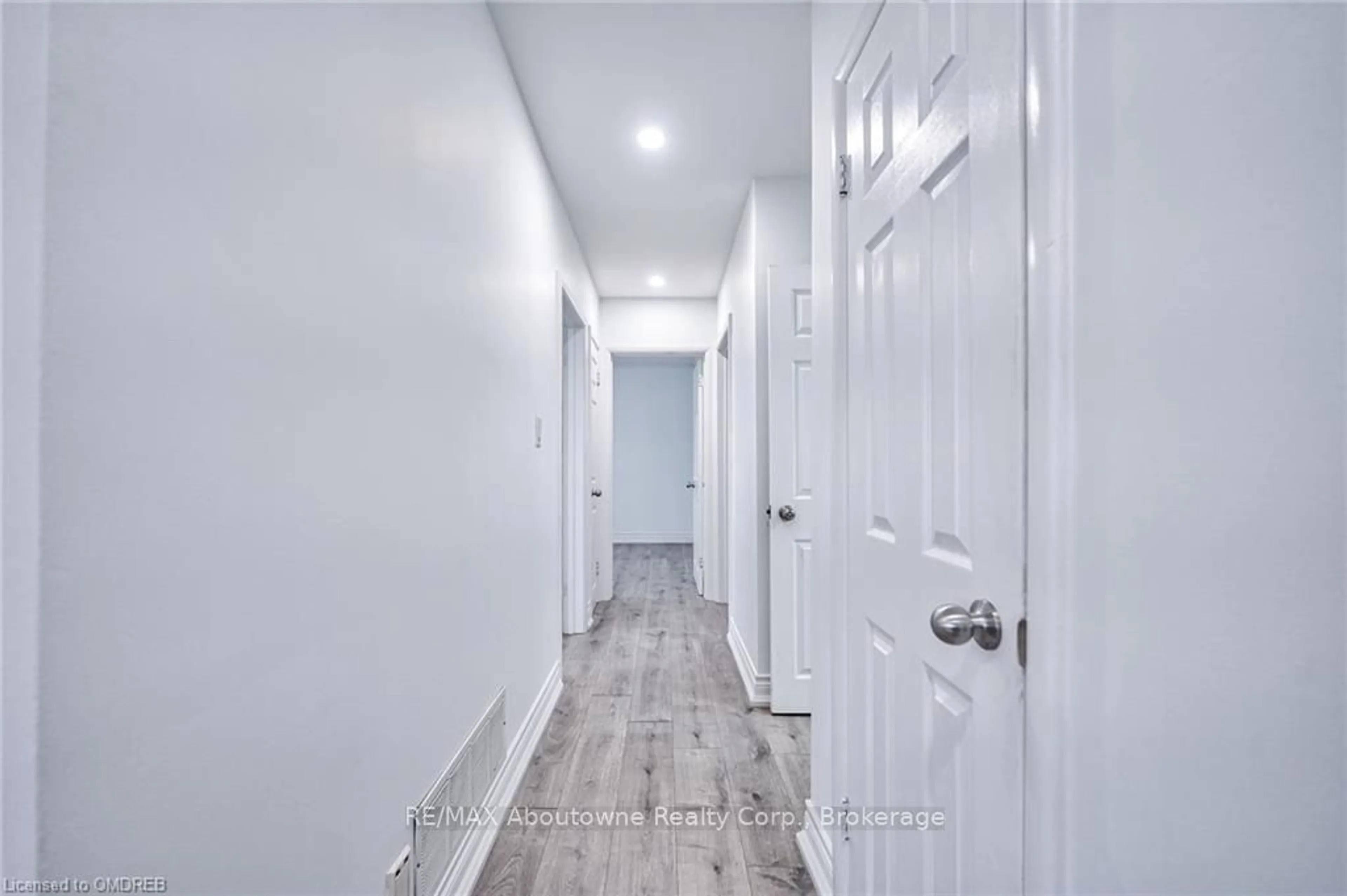 Indoor entryway, wood floors for 428 HENDERSON Rd, Burlington Ontario L7L 2P8