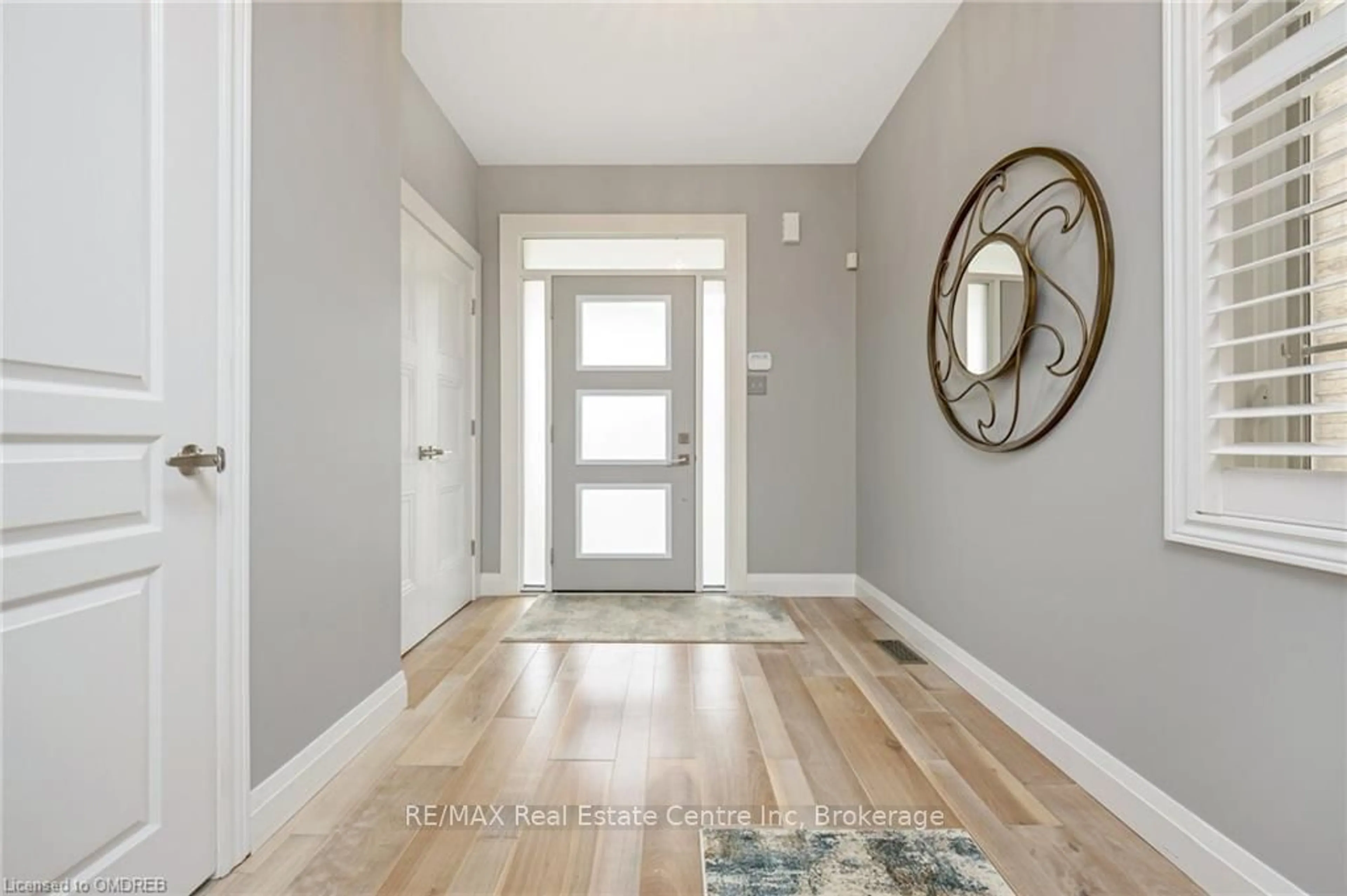 Indoor entryway, wood floors for 567 SANDERSON Cres, Milton Ontario L9T 8L9