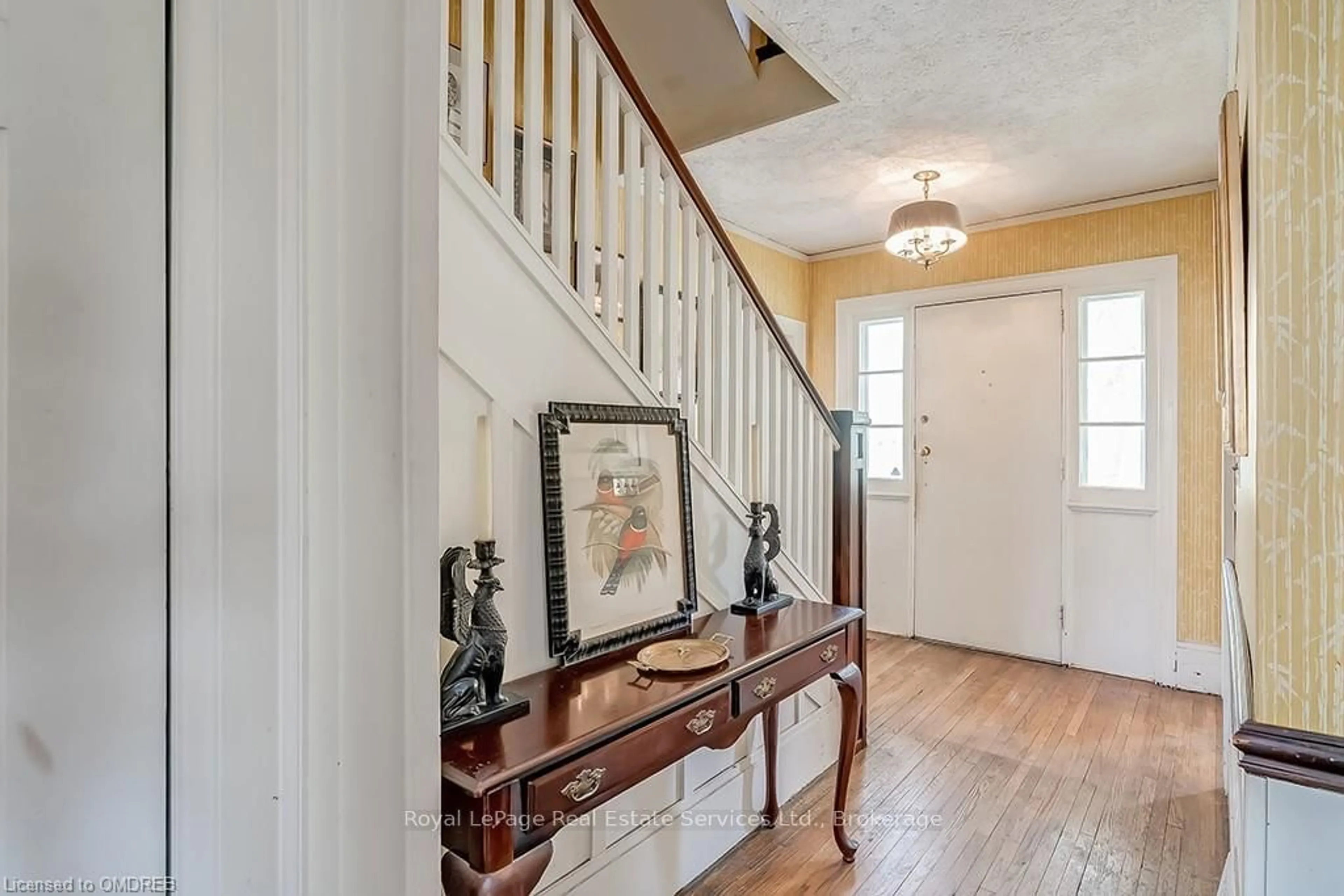 Indoor entryway, wood floors for 200 WILLIAM St, Oakville Ontario L6J 1C7