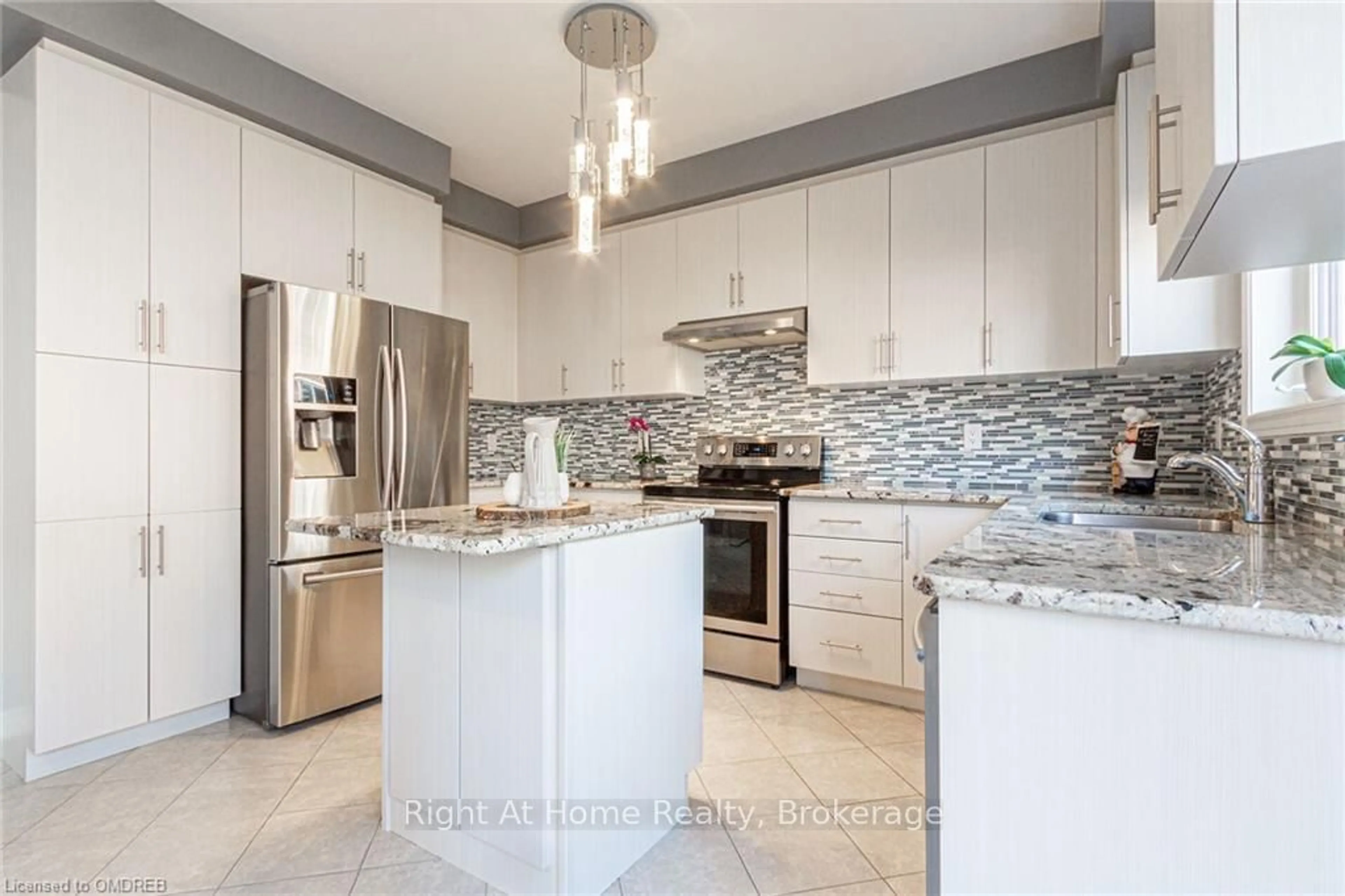 Contemporary kitchen, ceramic floors for 557 SETTLERS Rd, Oakville Ontario L6M 1N7