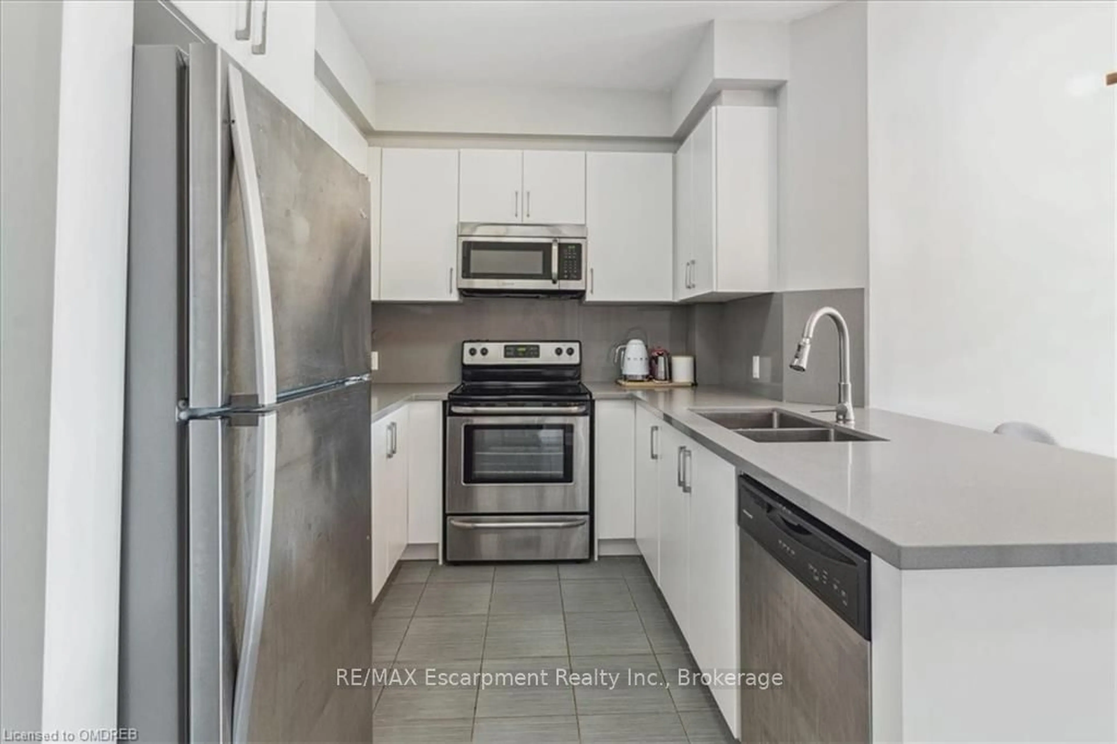 Standard kitchen for 216 OAK PARK BLVD Blvd #302, Oakville Ontario L6H 7S8