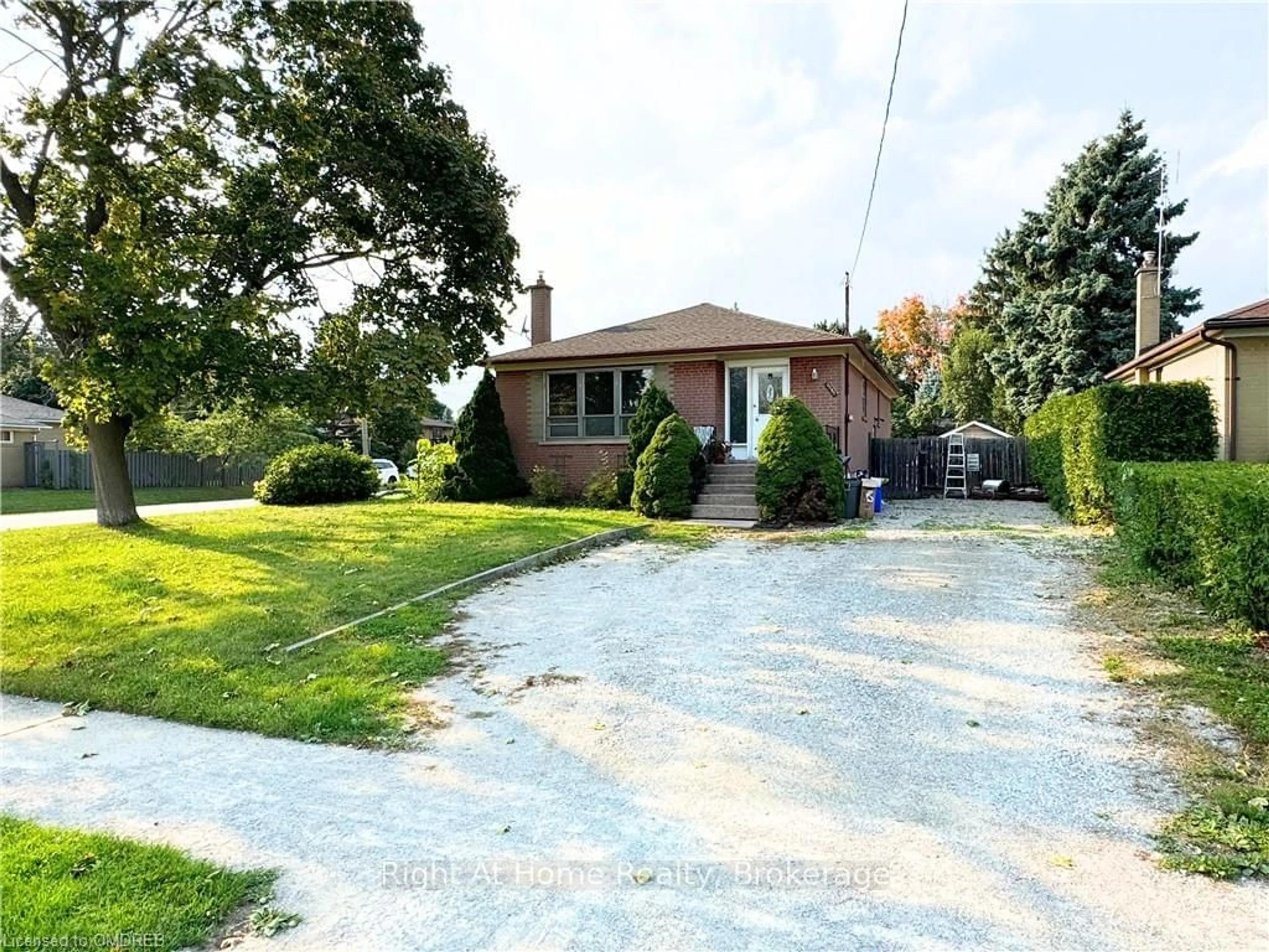 Frontside or backside of a home, the street view for 2055 BRIDGE Rd, Oakville Ontario L6L 2E5