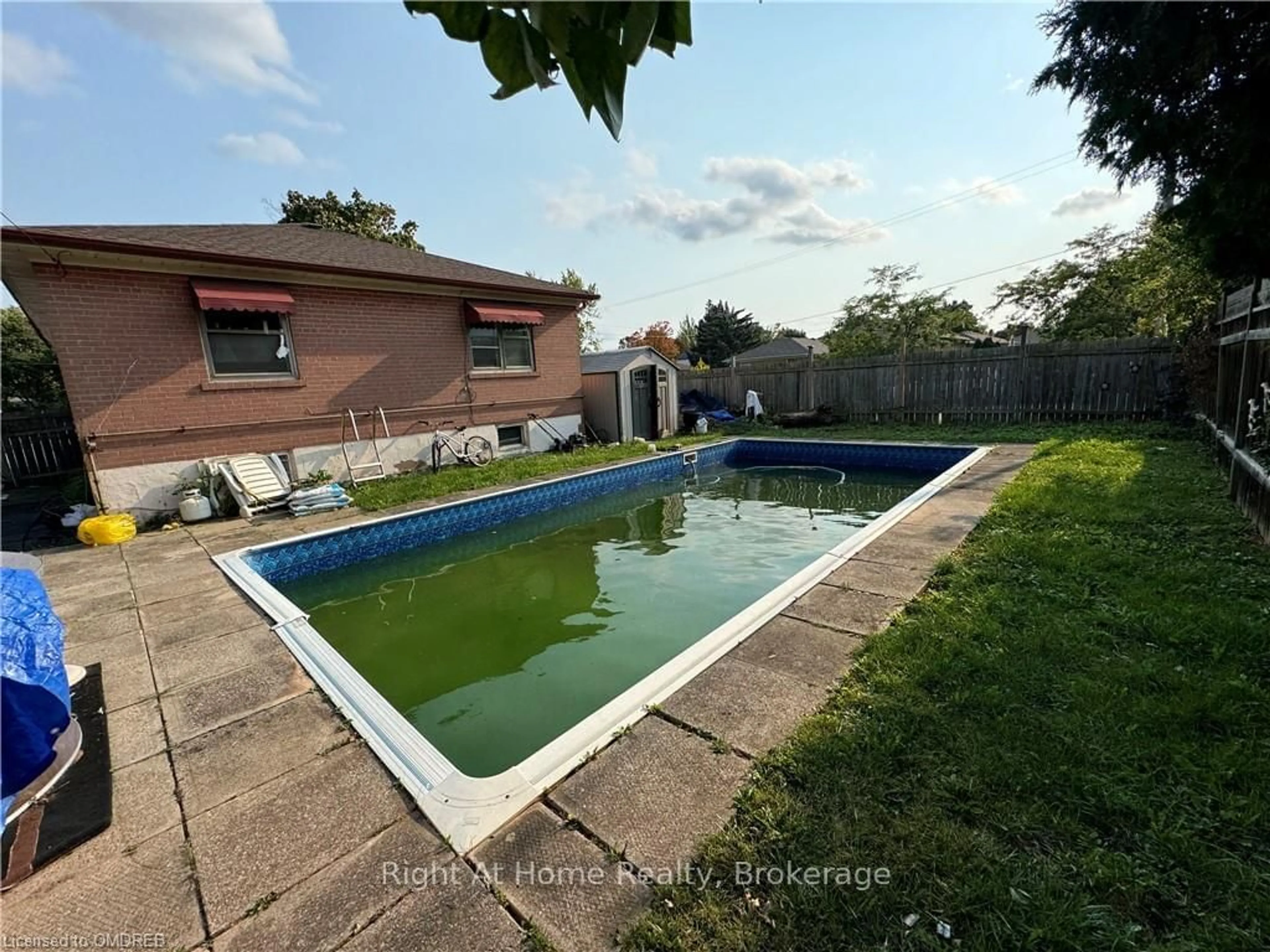 Indoor or outdoor pool for 2055 BRIDGE Rd, Oakville Ontario L6L 2E5