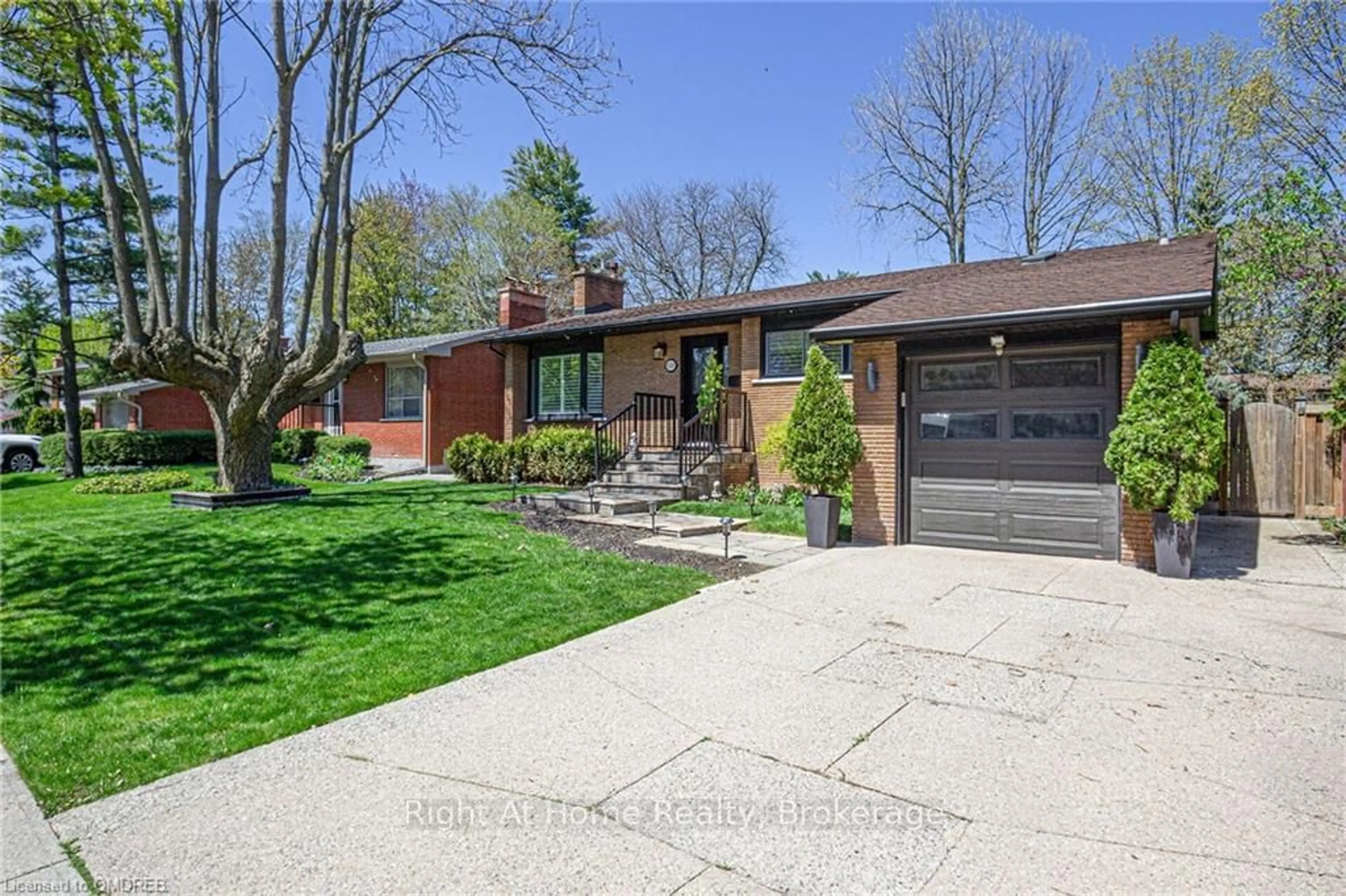 Frontside or backside of a home, cottage for 5247 SPRUCE Ave, Burlington Ontario L7L 1N2