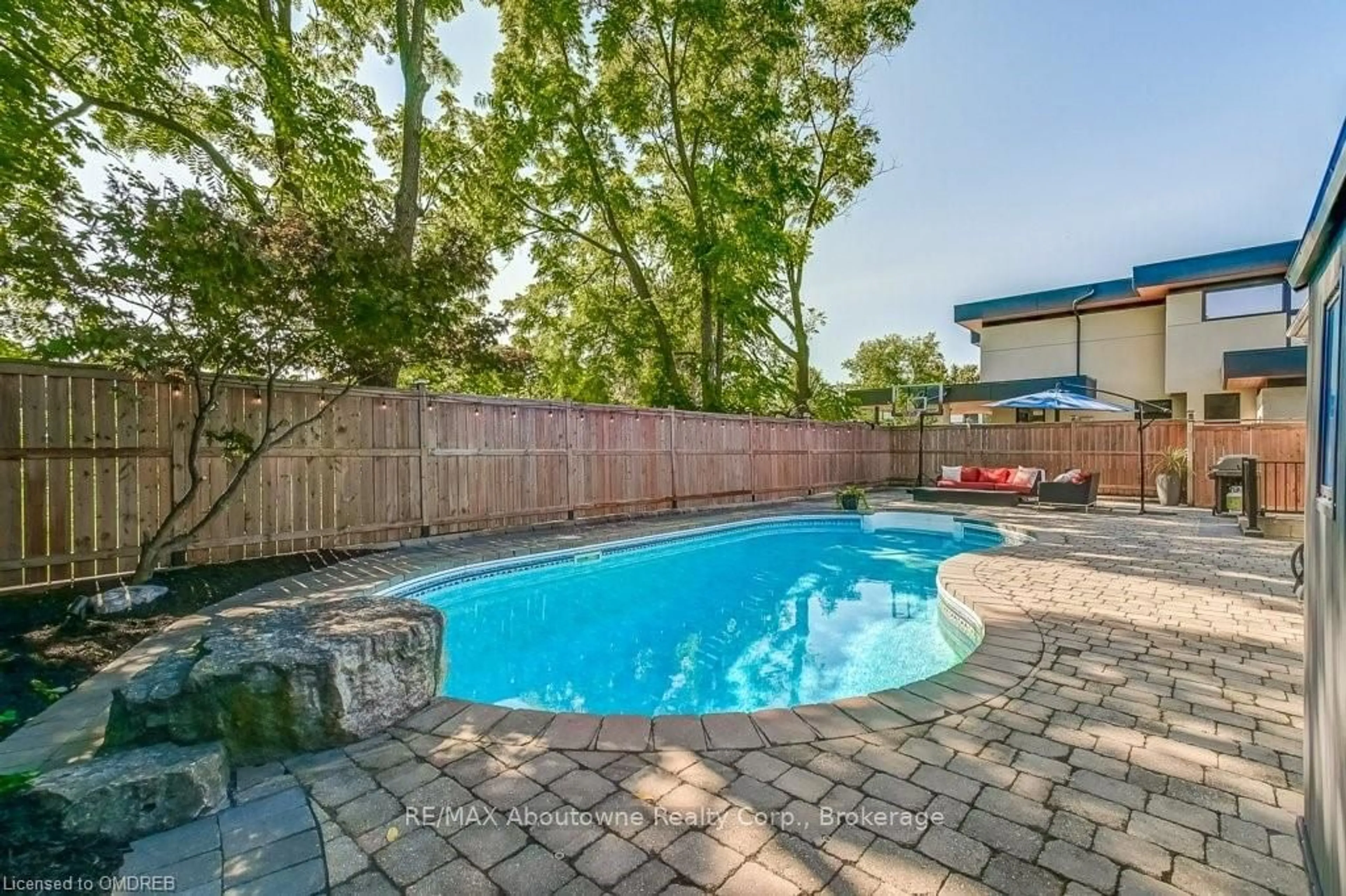 Indoor or outdoor pool for 2492 REBECCA St, Oakville Ontario L6L 2B2