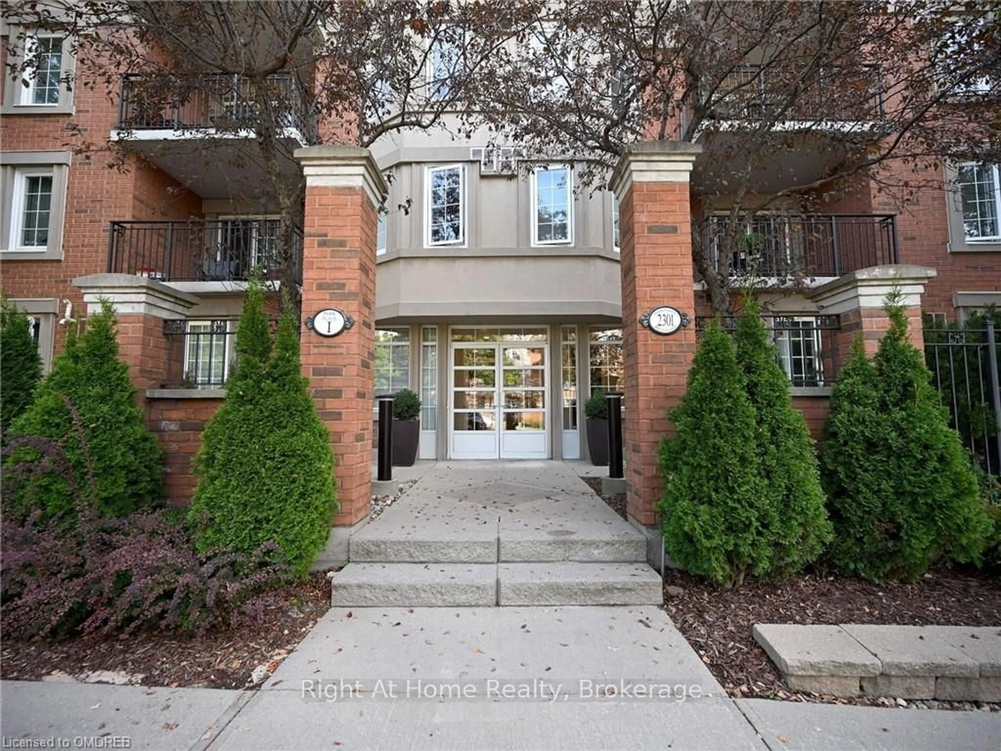 Indoor foyer for 2301 PARKHAVEN Blvd #204, Oakville Ontario L6H 6V6