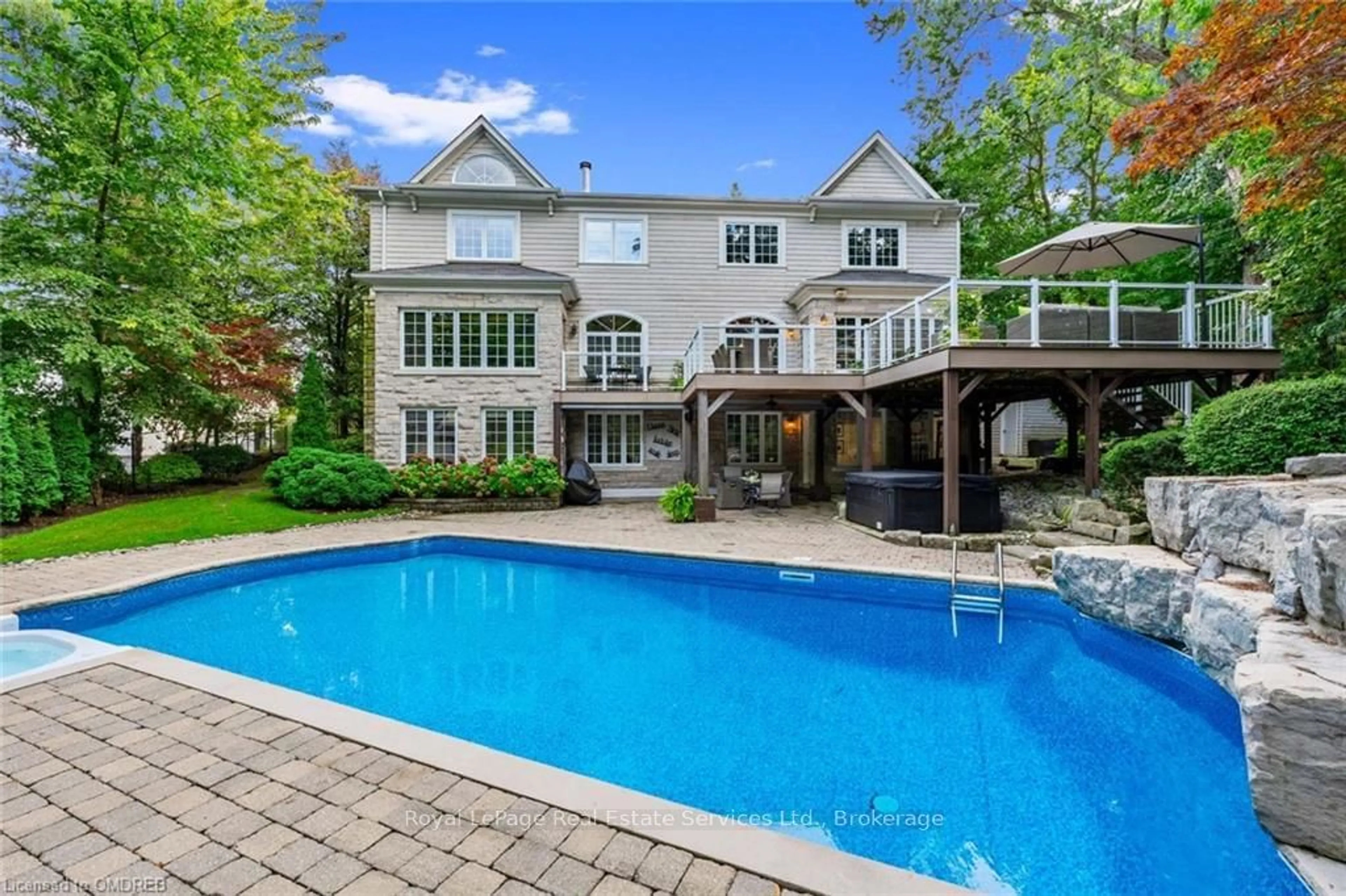 Indoor or outdoor pool for 235 LAKEWOOD Dr, Oakville Ontario L6K 1B3