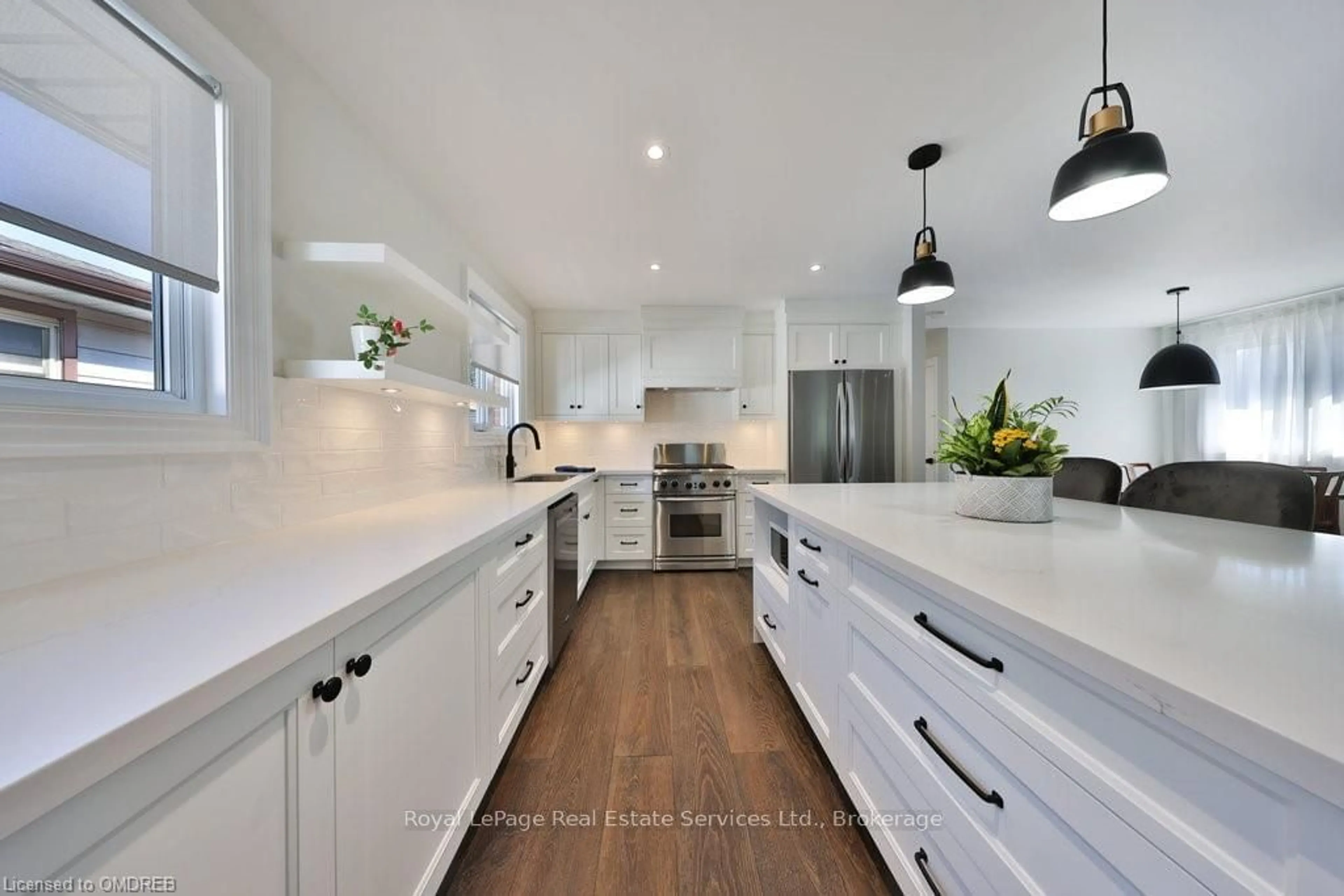 Contemporary kitchen, wood floors, mountain for 972 SOUTH SERVICE Rd, Mississauga Ontario L5E 1V1