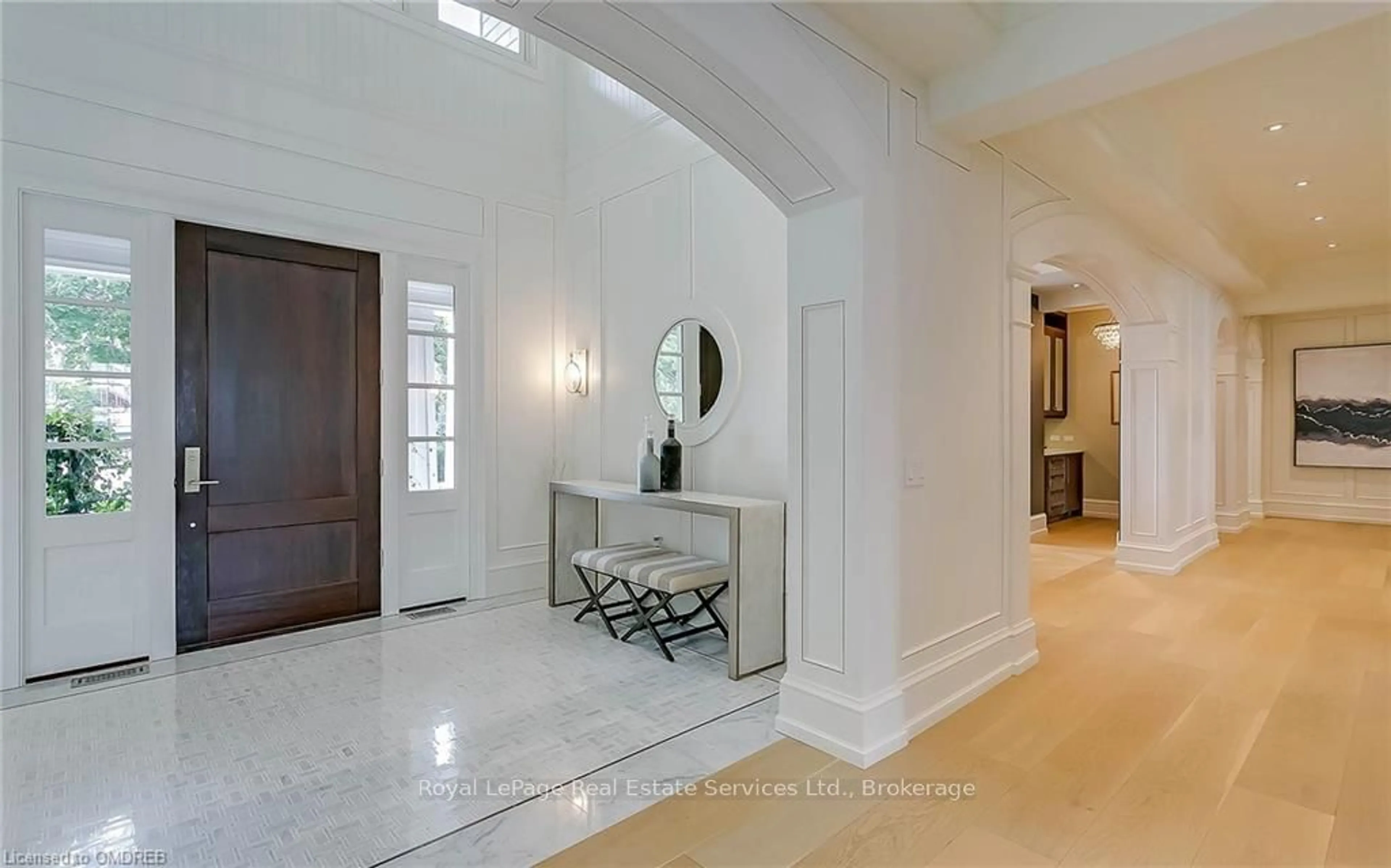 Indoor entryway, wood floors for 27 PARK Ave, Oakville Ontario L6J 3X9