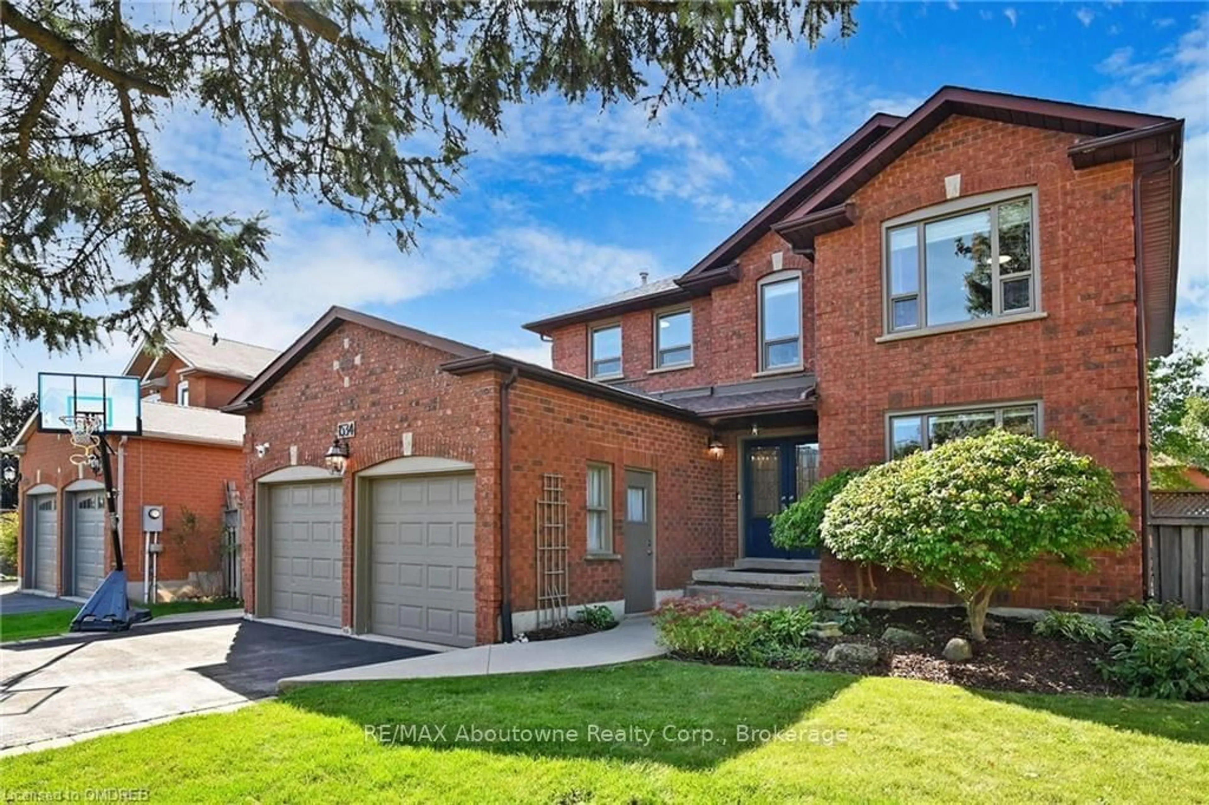 Home with brick exterior material for 1534 HERITAGE Way, Oakville Ontario L6M 2Z7