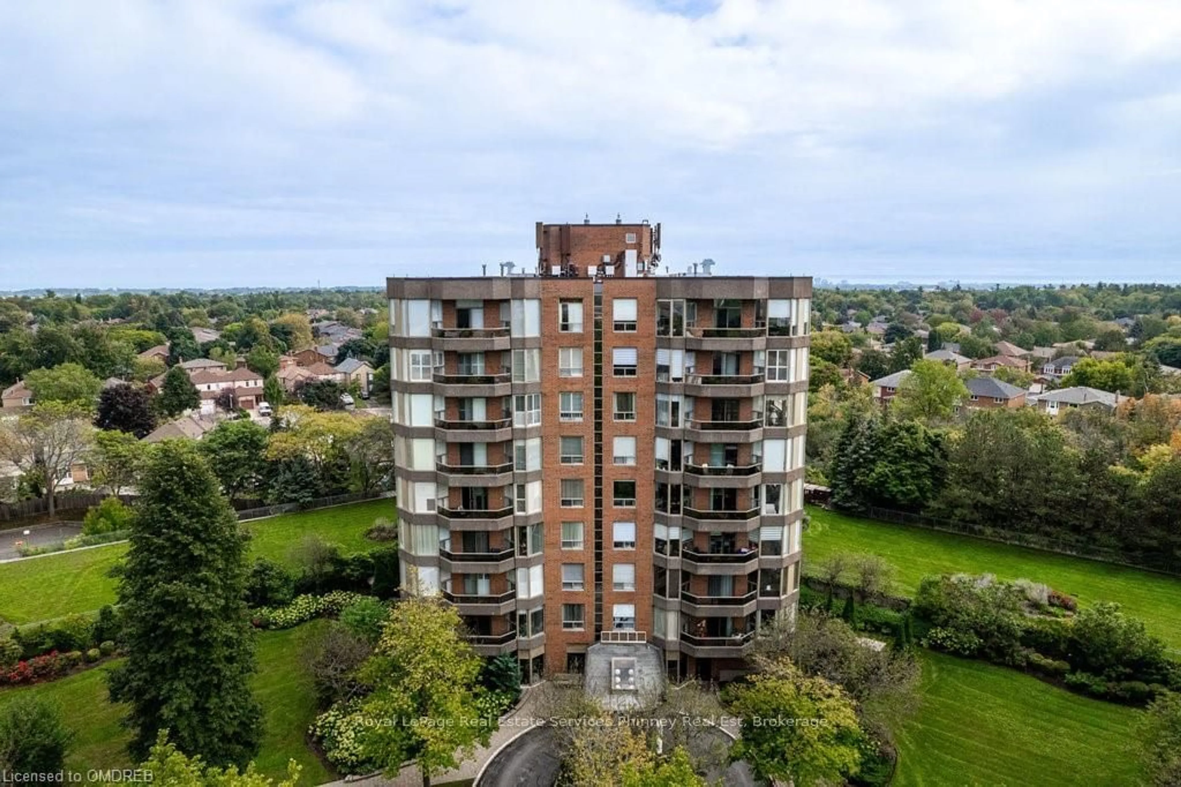 A pic from exterior of the house or condo, the front or back of building for 1903 PILGRIMS Way #305, Oakville Ontario L6M 2X1