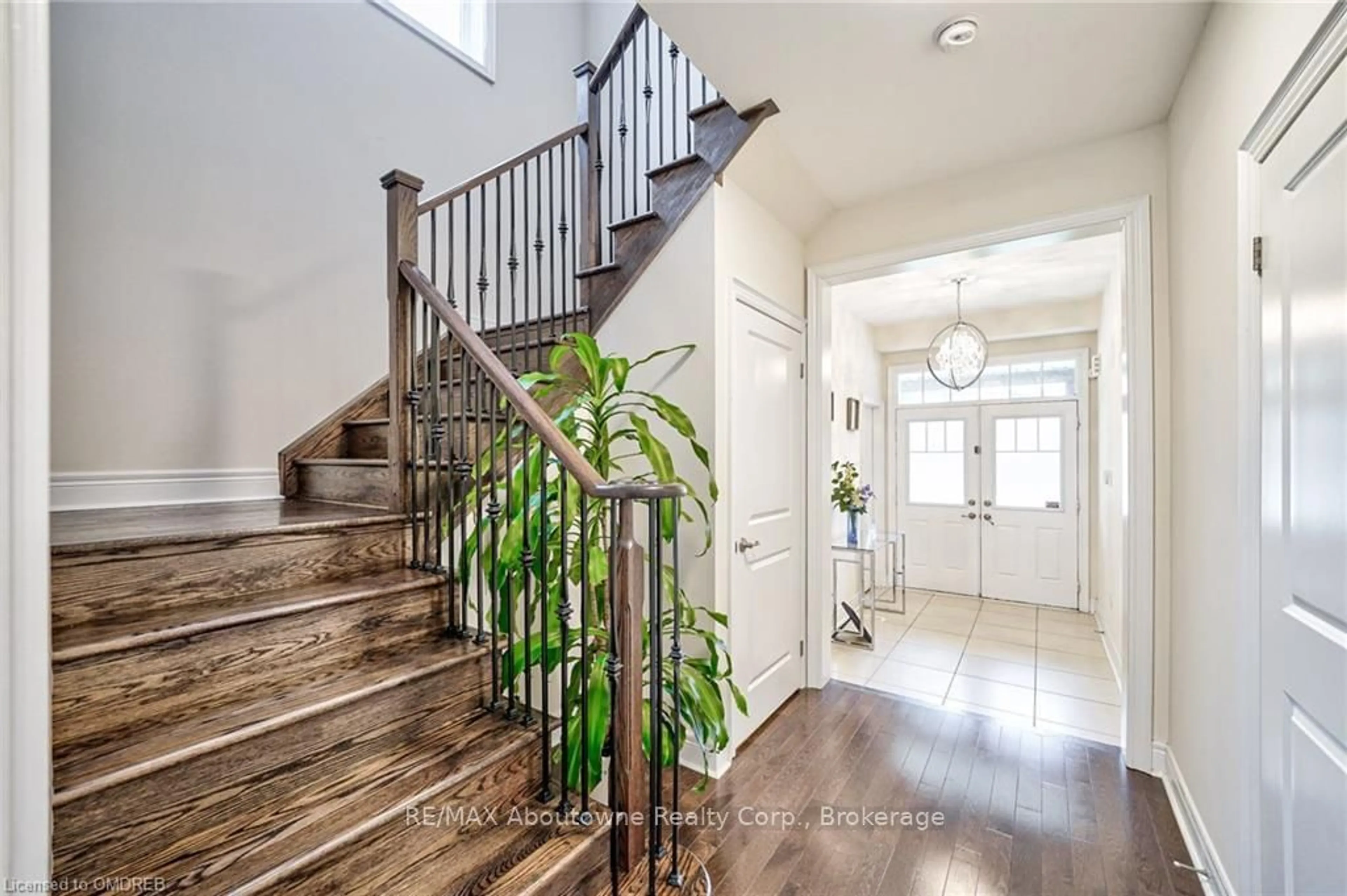 Indoor entryway, wood floors for 211 SIXTEEN MILE Dr, Oakville Ontario L6M 0T8