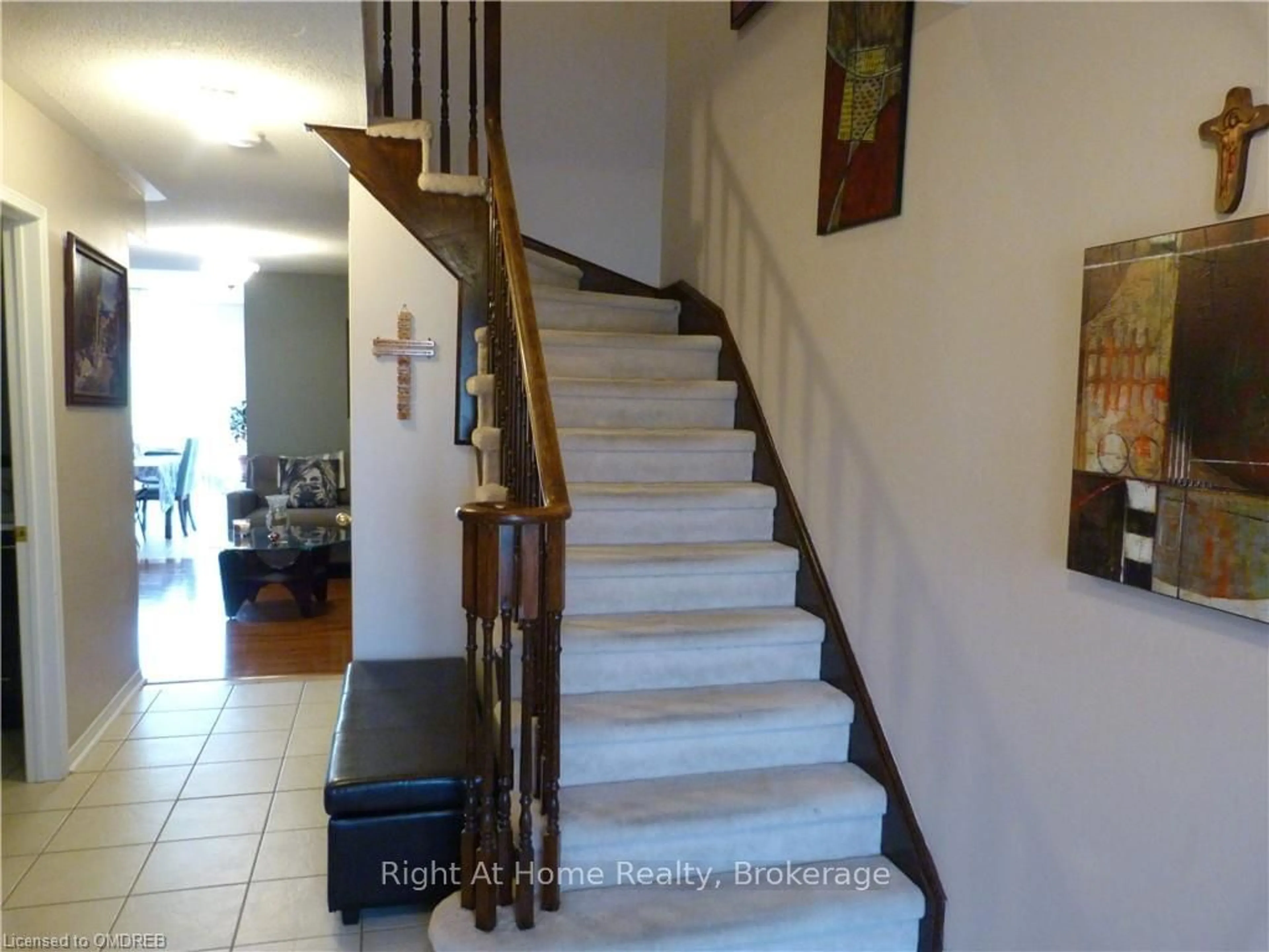 Indoor foyer, wood floors for 3497 SOUTHWICK St, Mississauga Ontario L5M 7L6