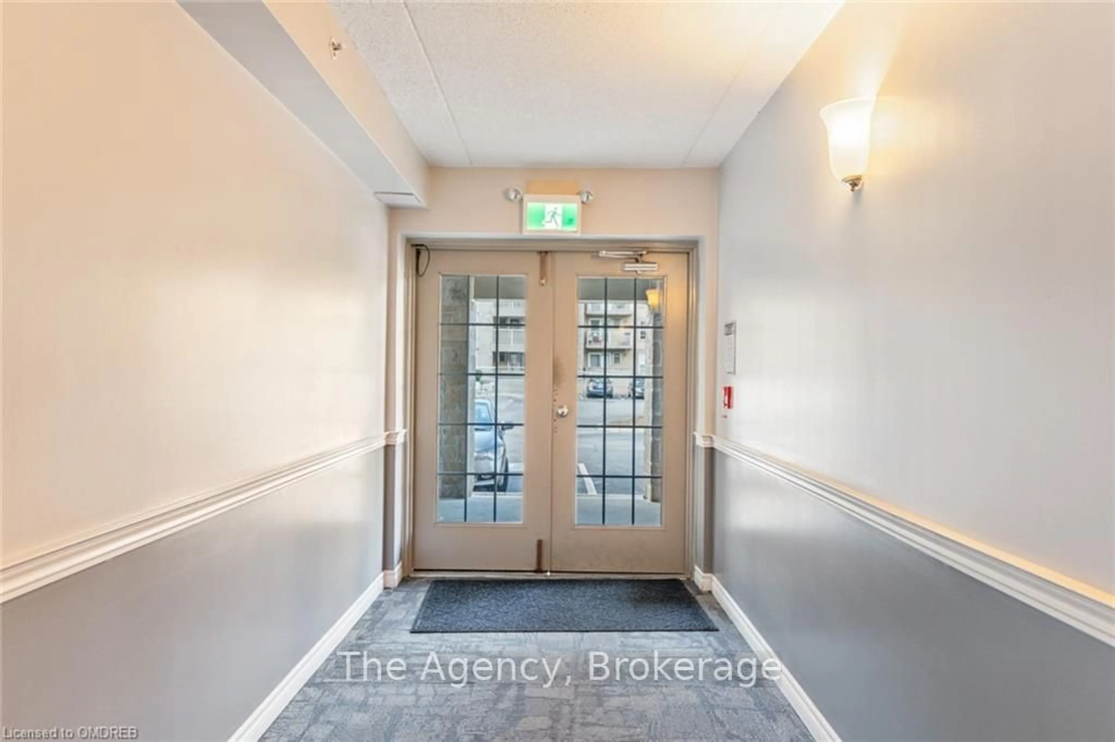 Indoor foyer, unknown floor for 1810 WALKER'S Line #102, Burlington Ontario L7M 4V3