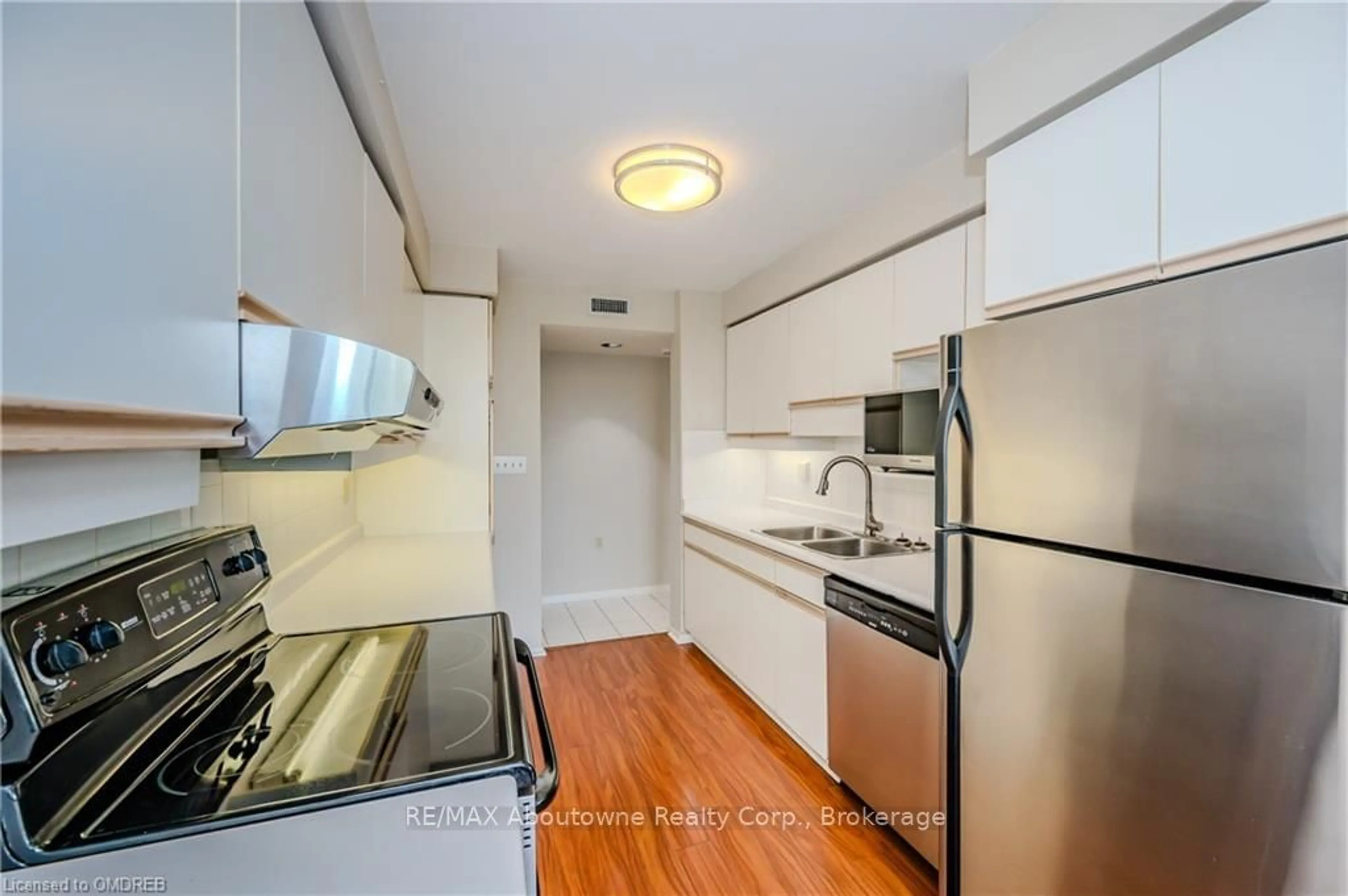 Standard kitchen, wood floors for 2199 SIXTH Line #310, Oakville Ontario L6H 5V3