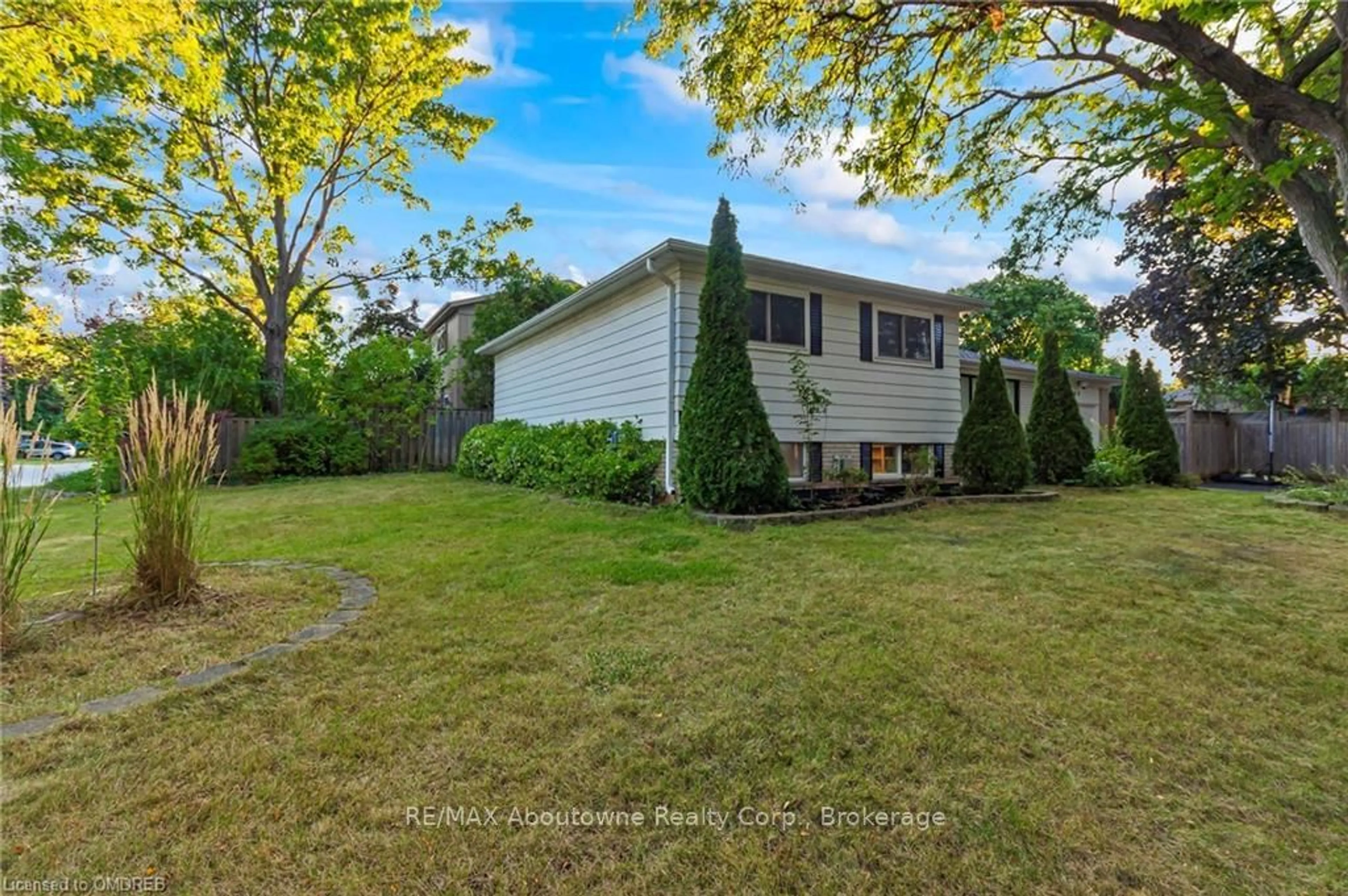 A pic from exterior of the house or condo, the fenced backyard for 440 SUNSET Dr, Oakville Ontario L6L 3N4