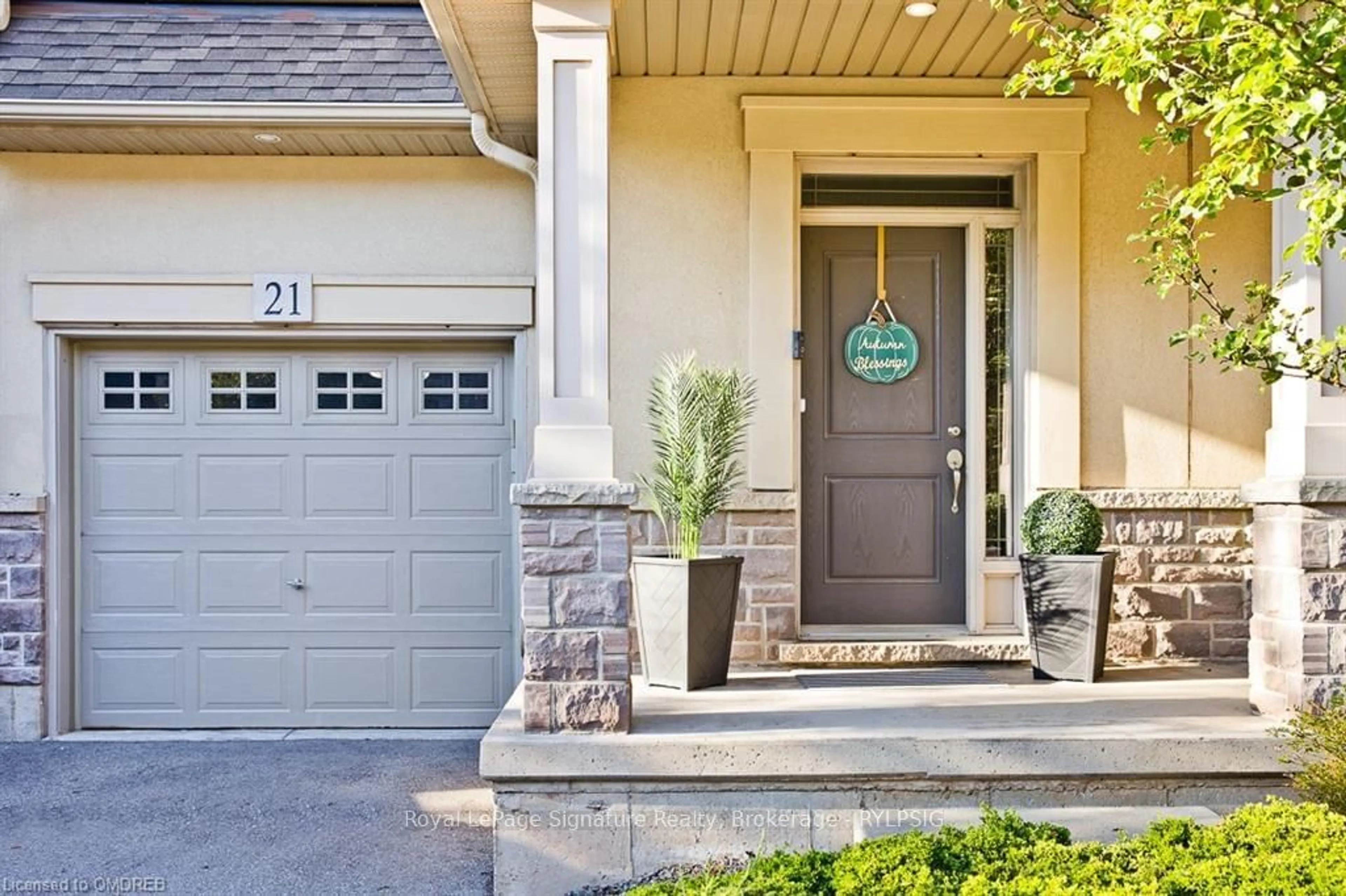 Indoor entryway, wood floors for 5056 NEW St #21, Burlington Ontario L7L 1V1