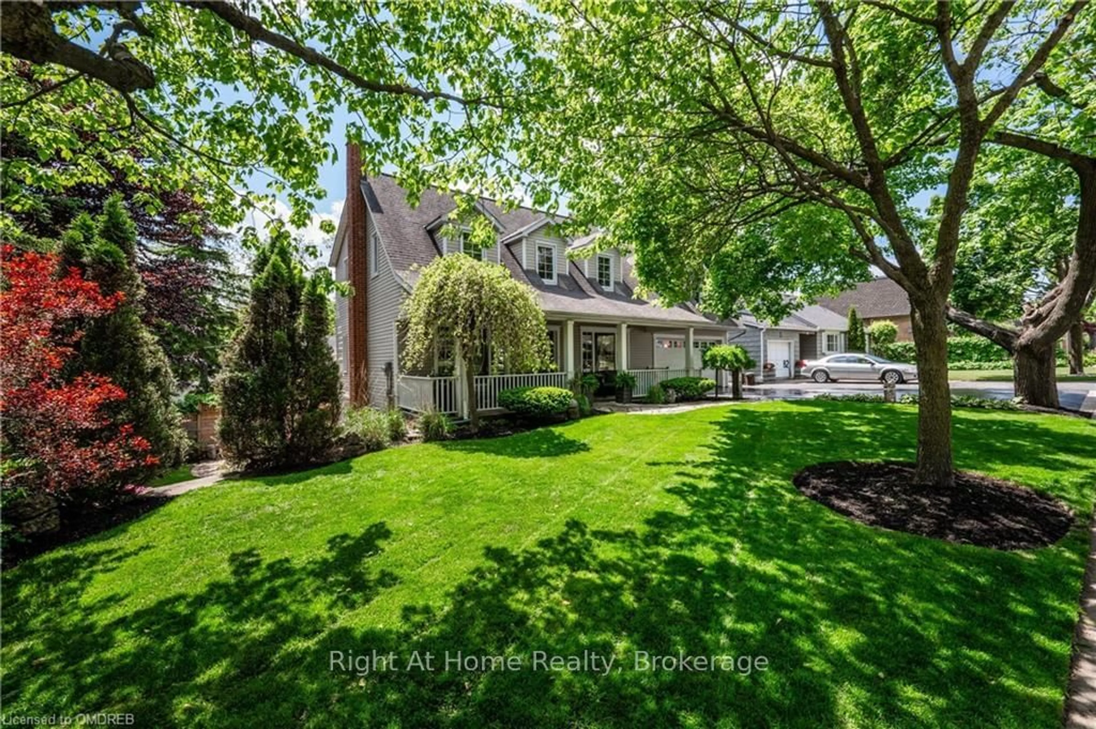 A pic from exterior of the house or condo, the fenced backyard for 76 BROCK St, Oakville Ontario L6K 2Z1