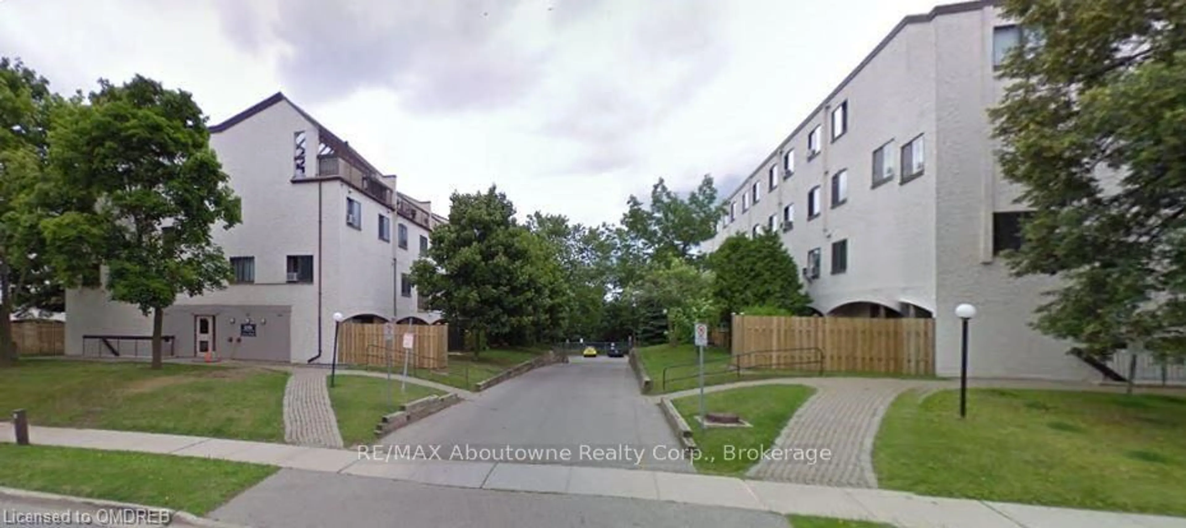 A pic from exterior of the house or condo, the street view for 1058 FALGARWOOD Dr #137, Oakville Ontario L6H 2P3