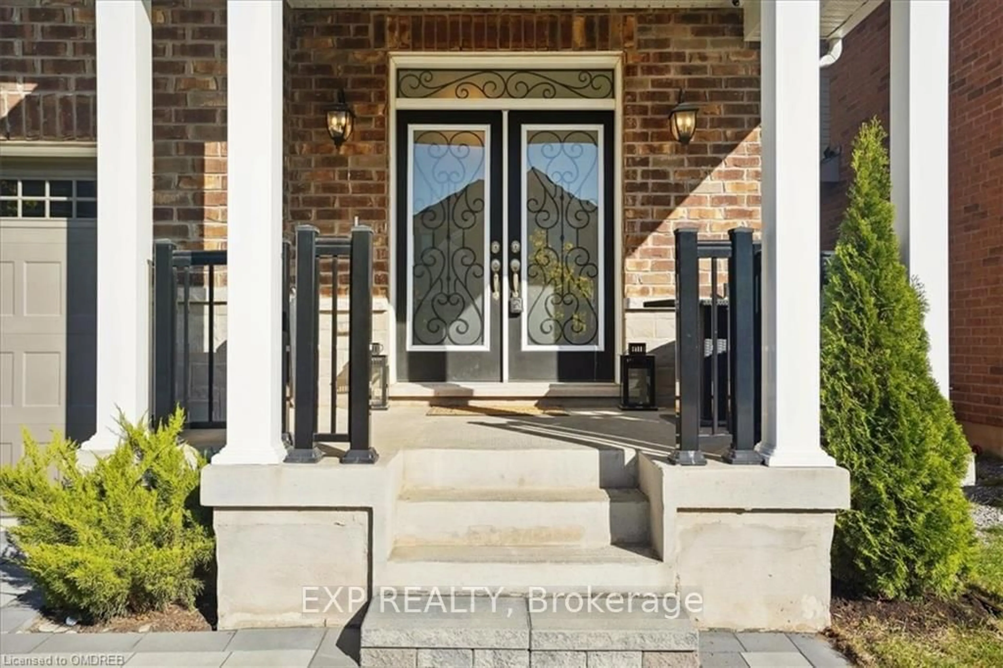 Indoor entryway, wood floors for 1429 SYCAMORE, Milton Ontario L9T 7E7