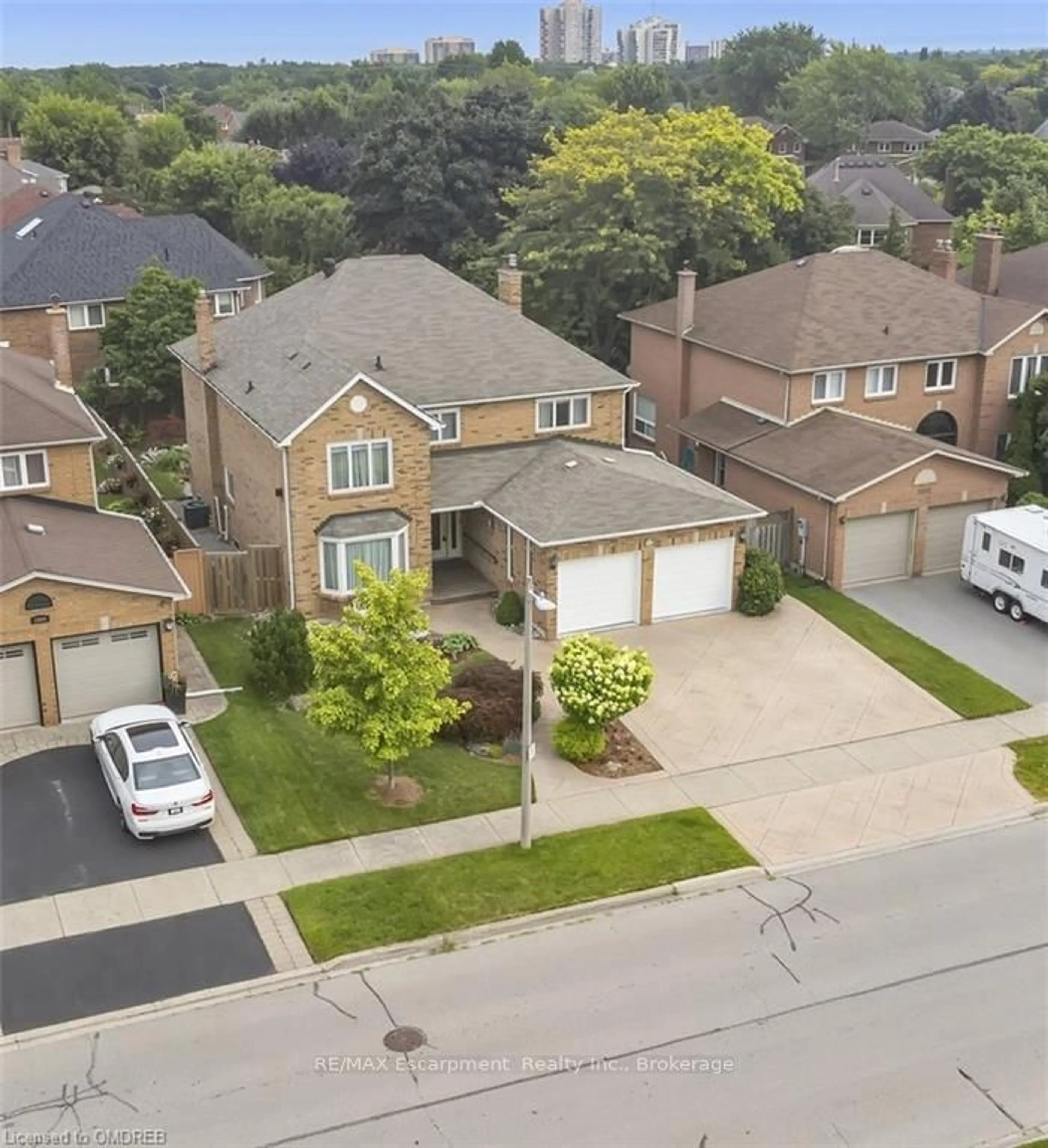 Frontside or backside of a home, the street view for 2008 GRENVILLE Dr, Oakville Ontario L6H 3Z3