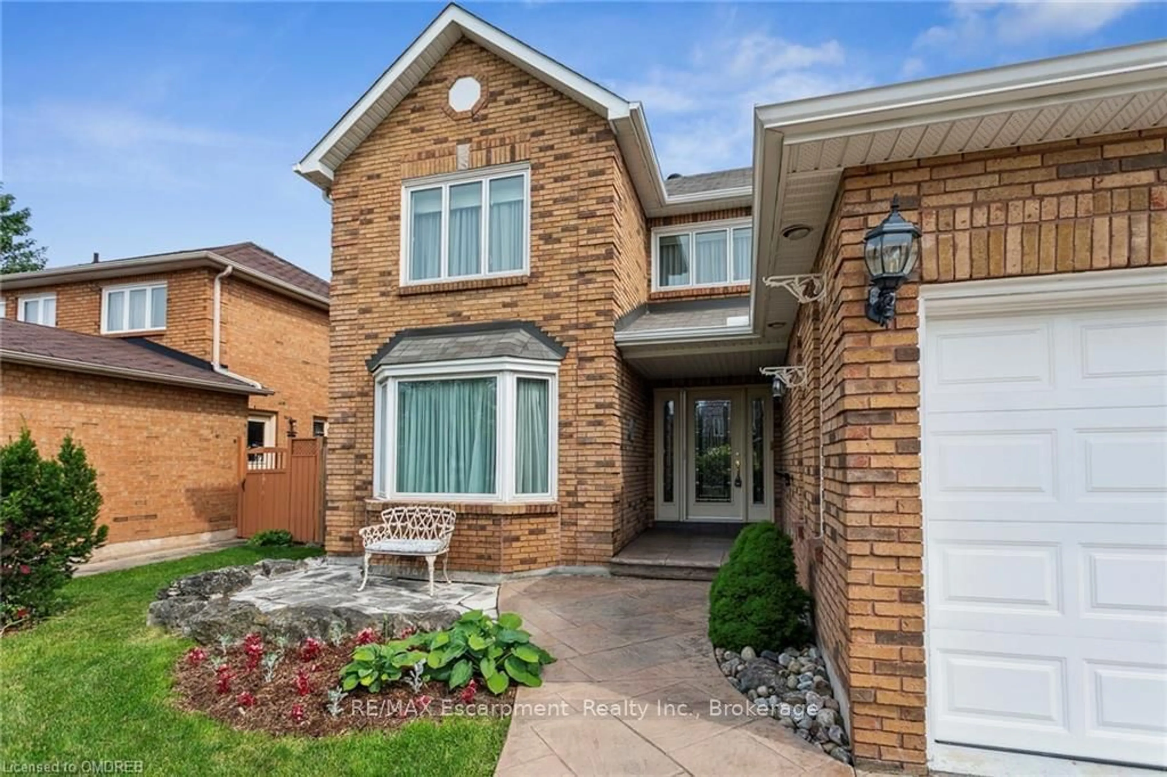 Home with brick exterior material for 2008 GRENVILLE Dr, Oakville Ontario L6H 3Z3