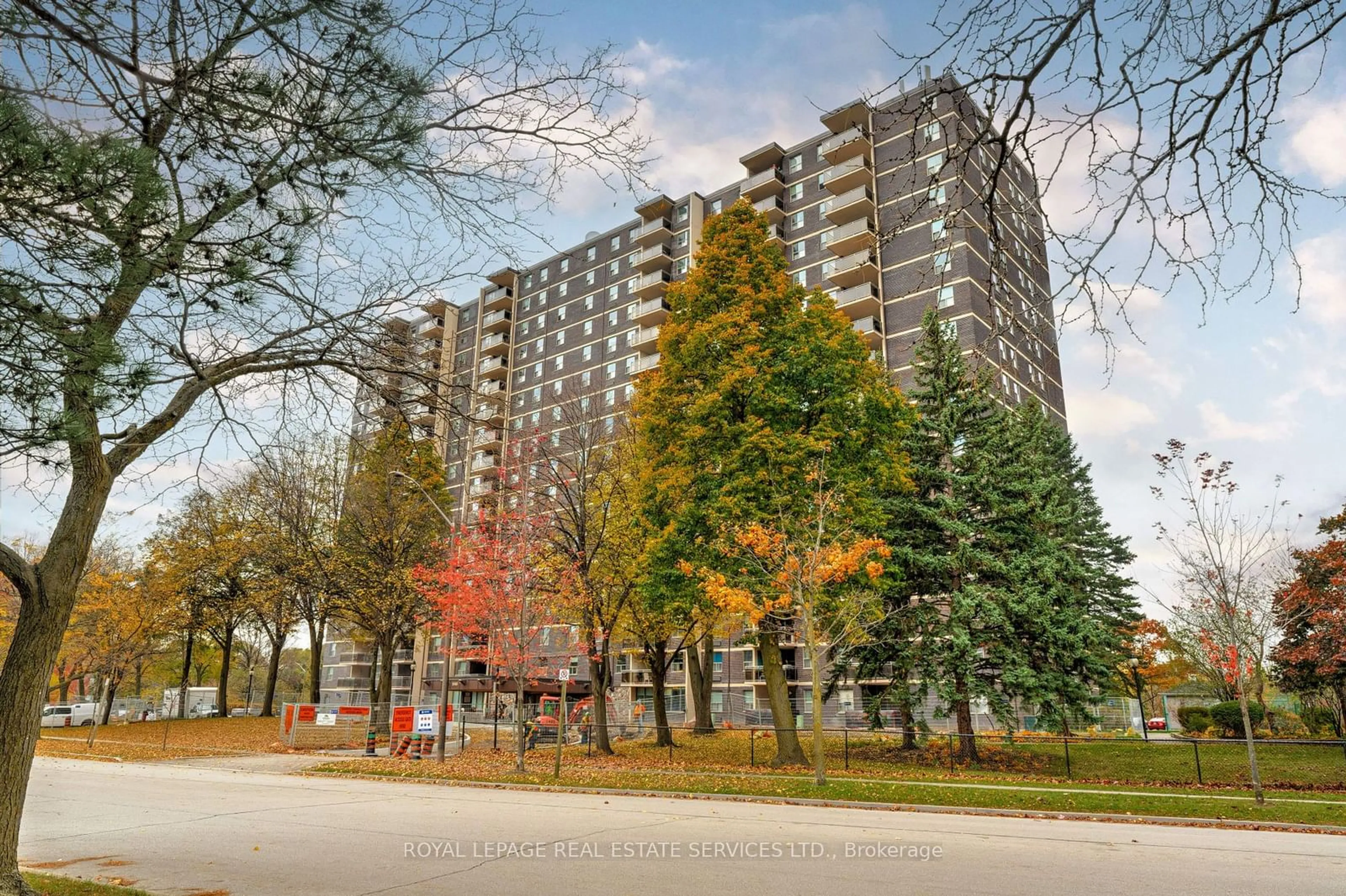 A pic from exterior of the house or condo, the street view for 966 Inverhouse Dr ##612, Mississauga Ontario L5J 4B6