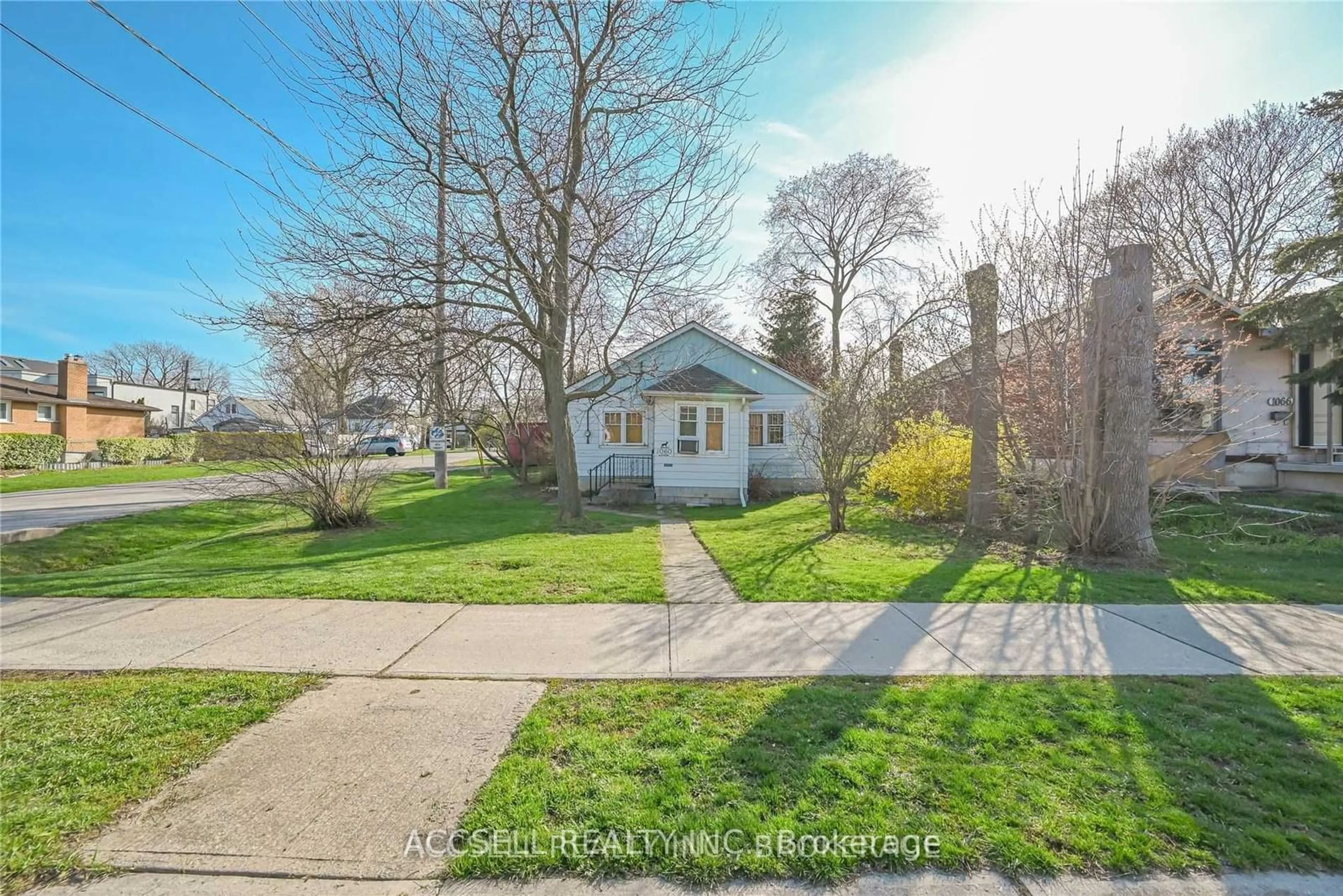 Frontside or backside of a home, the street view for 1060 Ogden Ave, Mississauga Ontario L5E 2G6