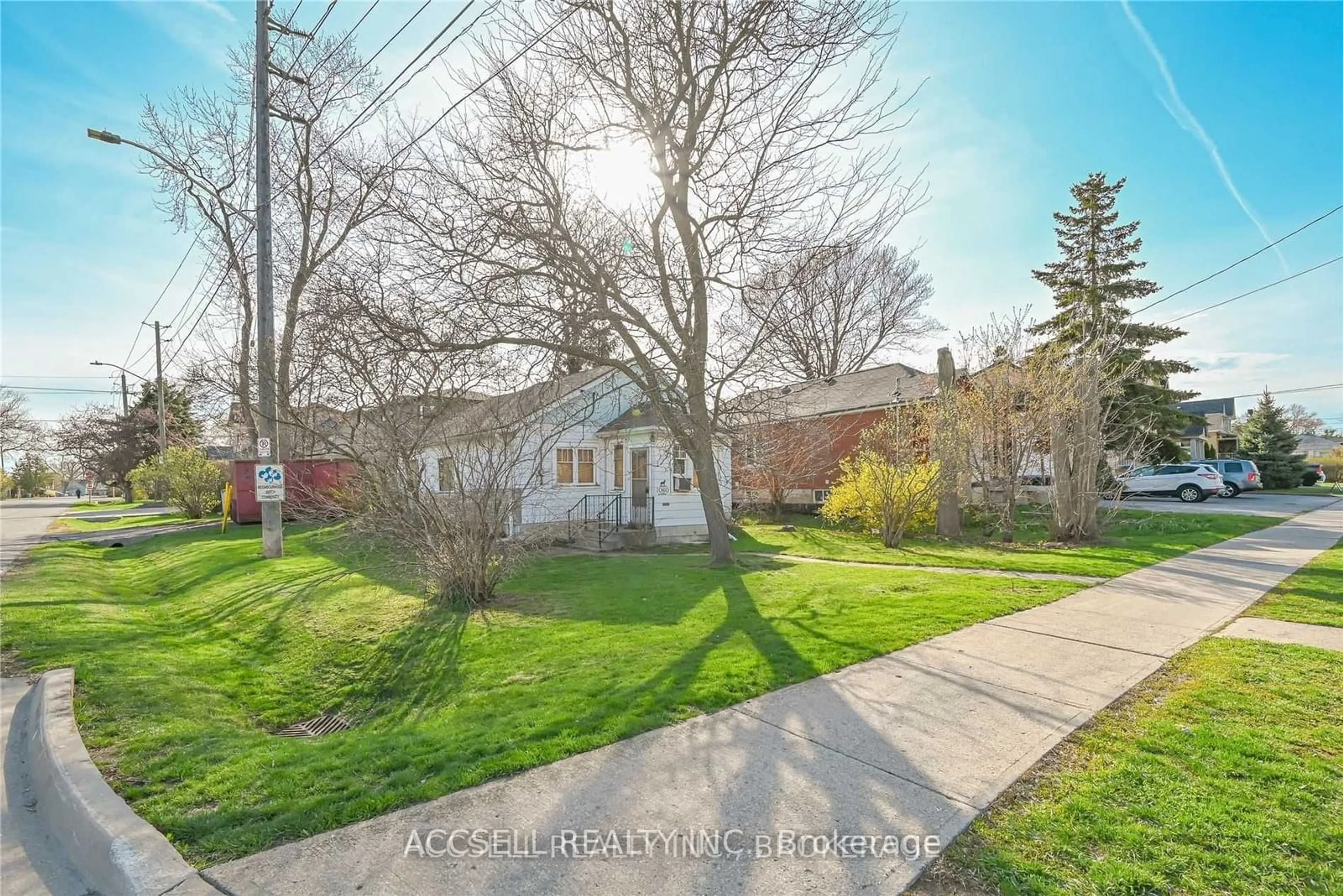 A pic from exterior of the house or condo, the fenced backyard for 1060 Ogden Ave, Mississauga Ontario L5E 2G6