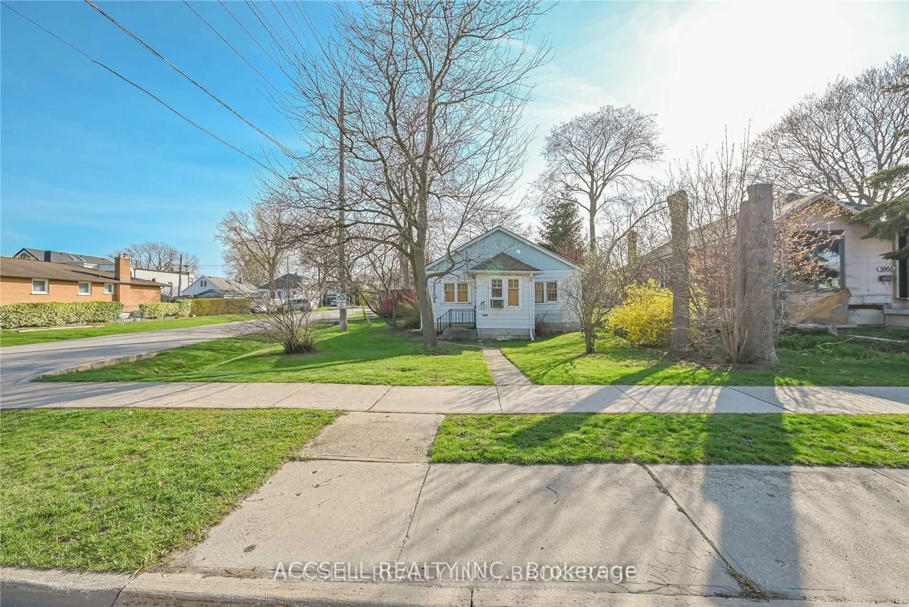 Frontside or backside of a home, the street view for 1060 Ogden Ave, Mississauga Ontario L5E 2G6