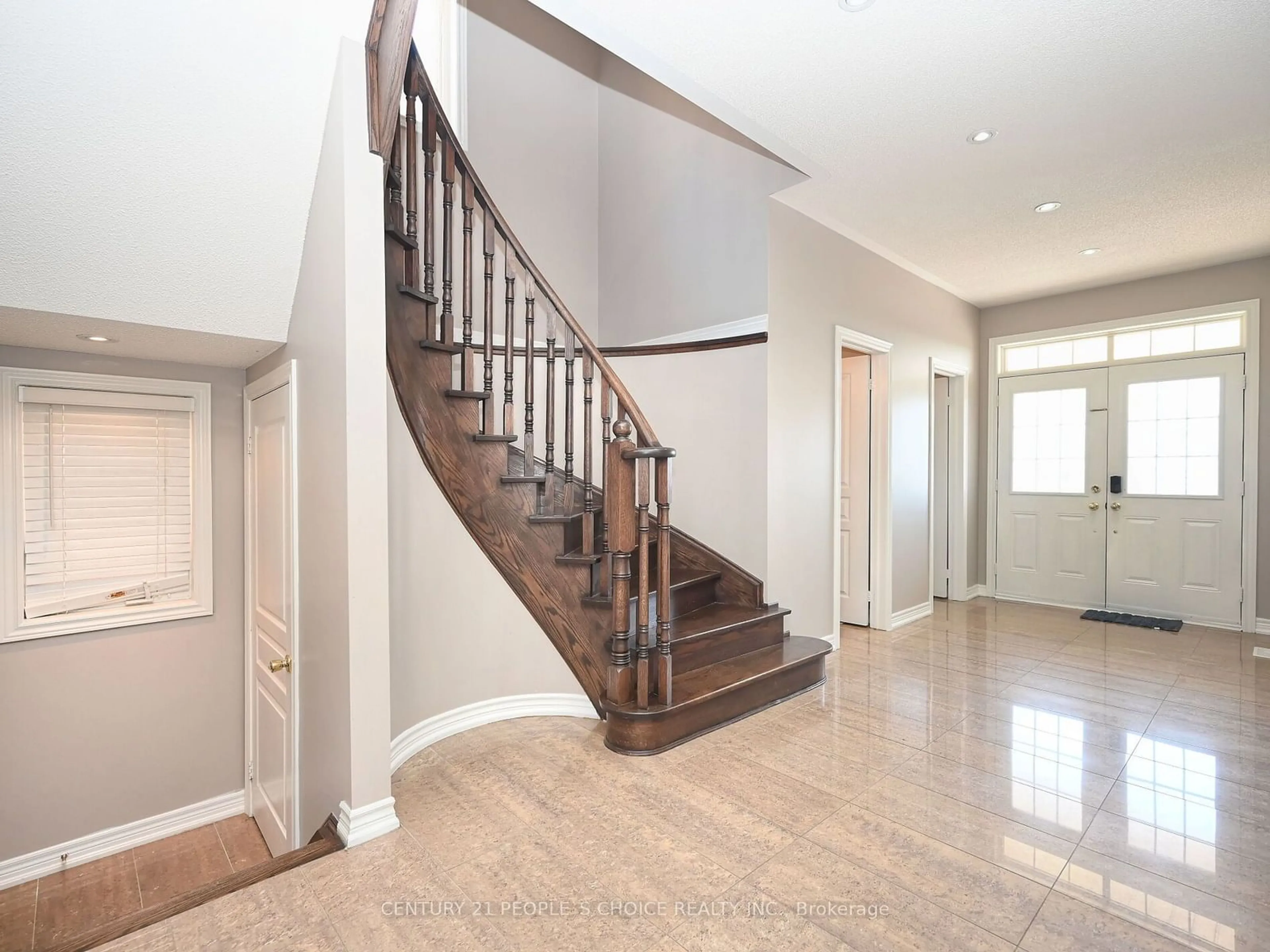 Indoor entryway, wood floors for 44 Gardenbrooke Tr, Brampton Ontario L6P 3J3