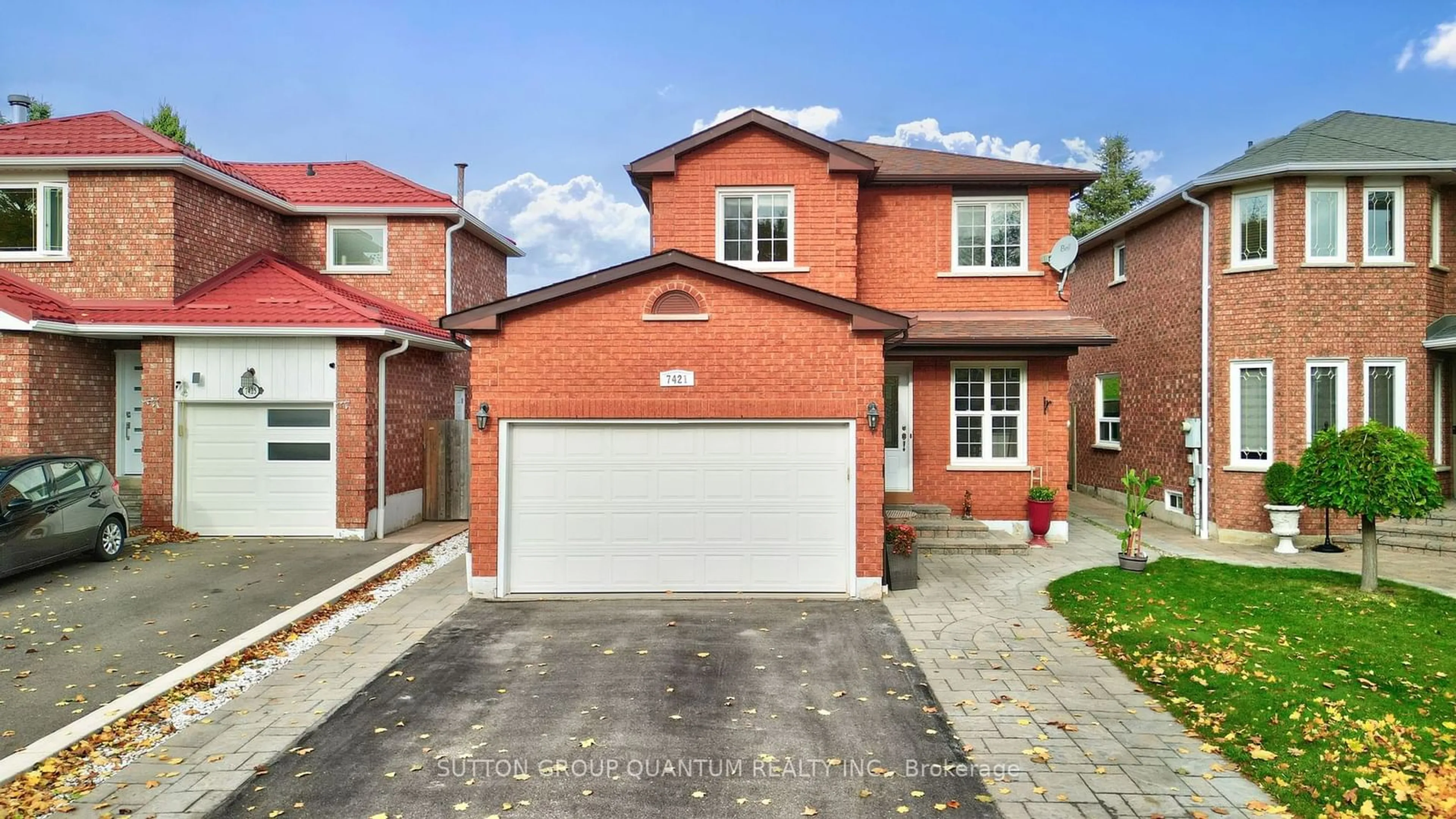 Home with brick exterior material for 7421 Doverwood Dr, Mississauga Ontario L5N 6N3