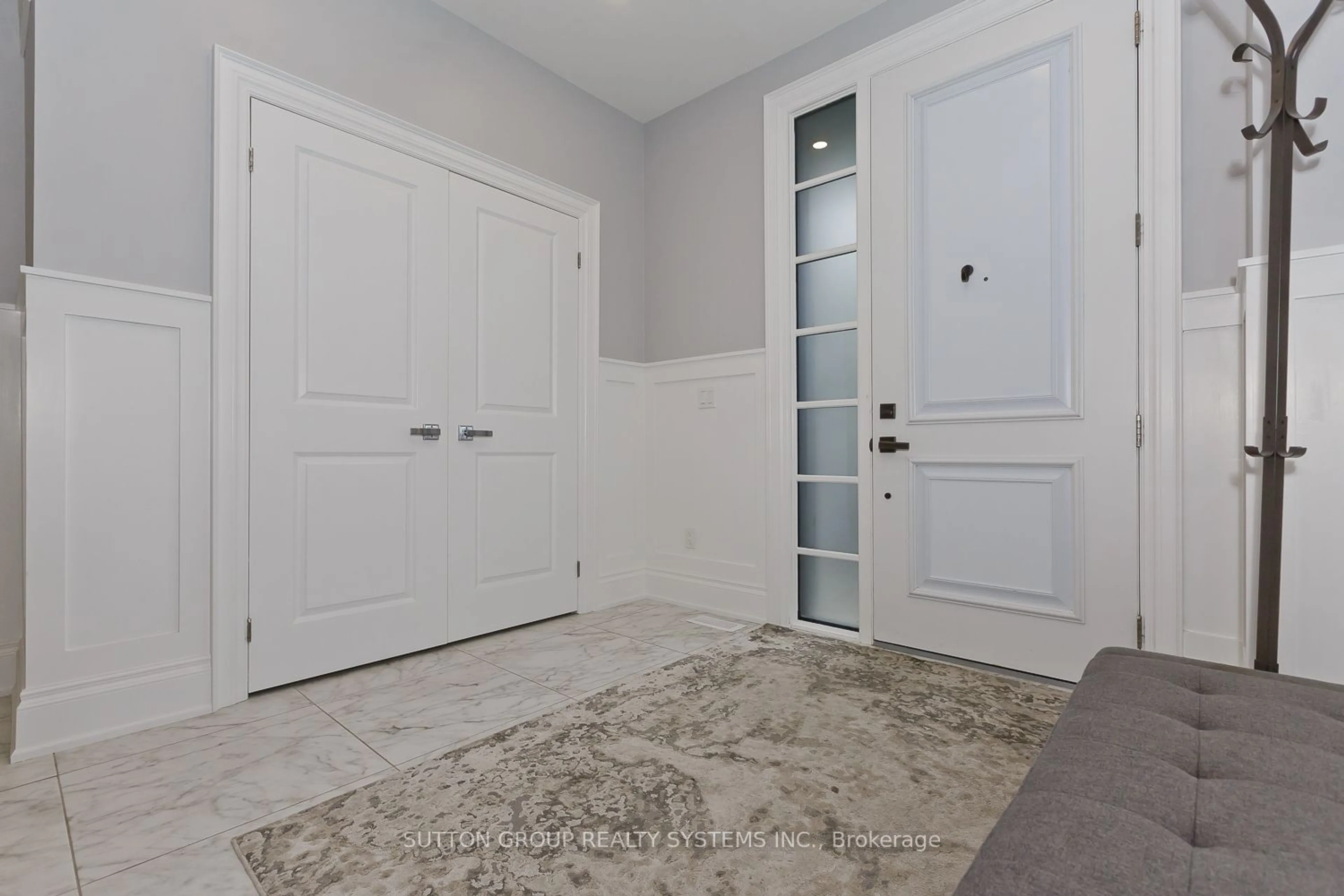 Indoor entryway, carpet floors for 15 Old Oak Dr, Toronto Ontario M9A 1A3