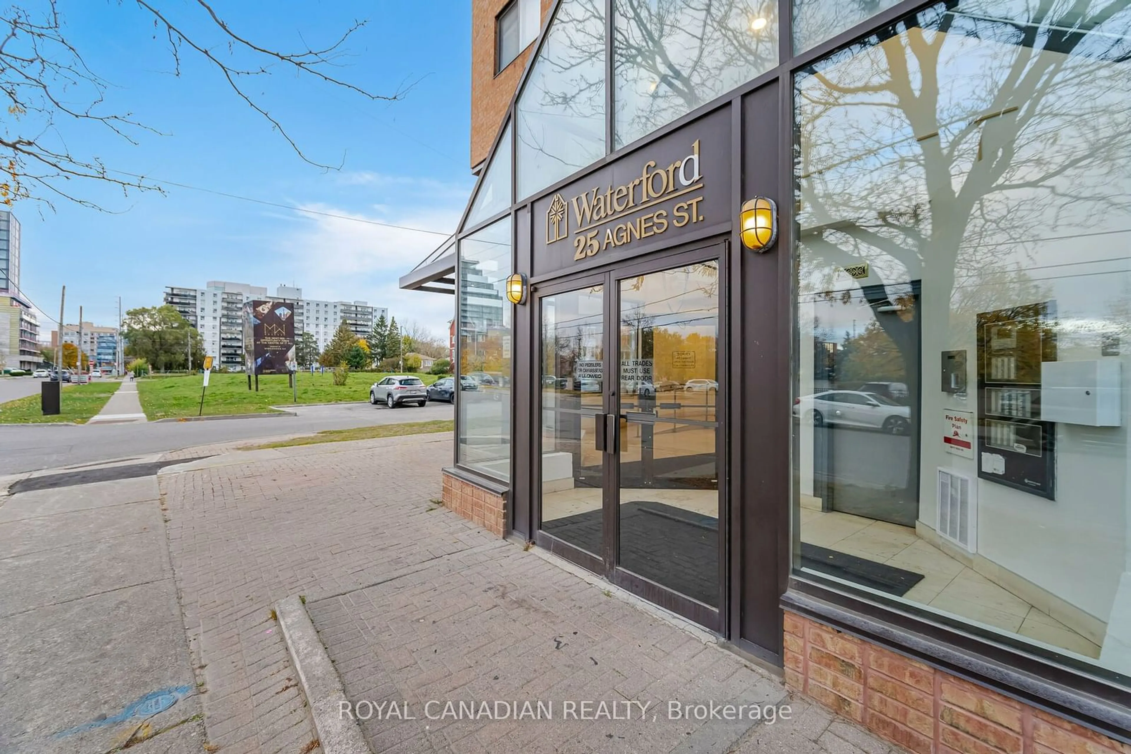 Indoor foyer, carpet floors for 25 Agnes St #1102, Mississauga Ontario L5B 3X7