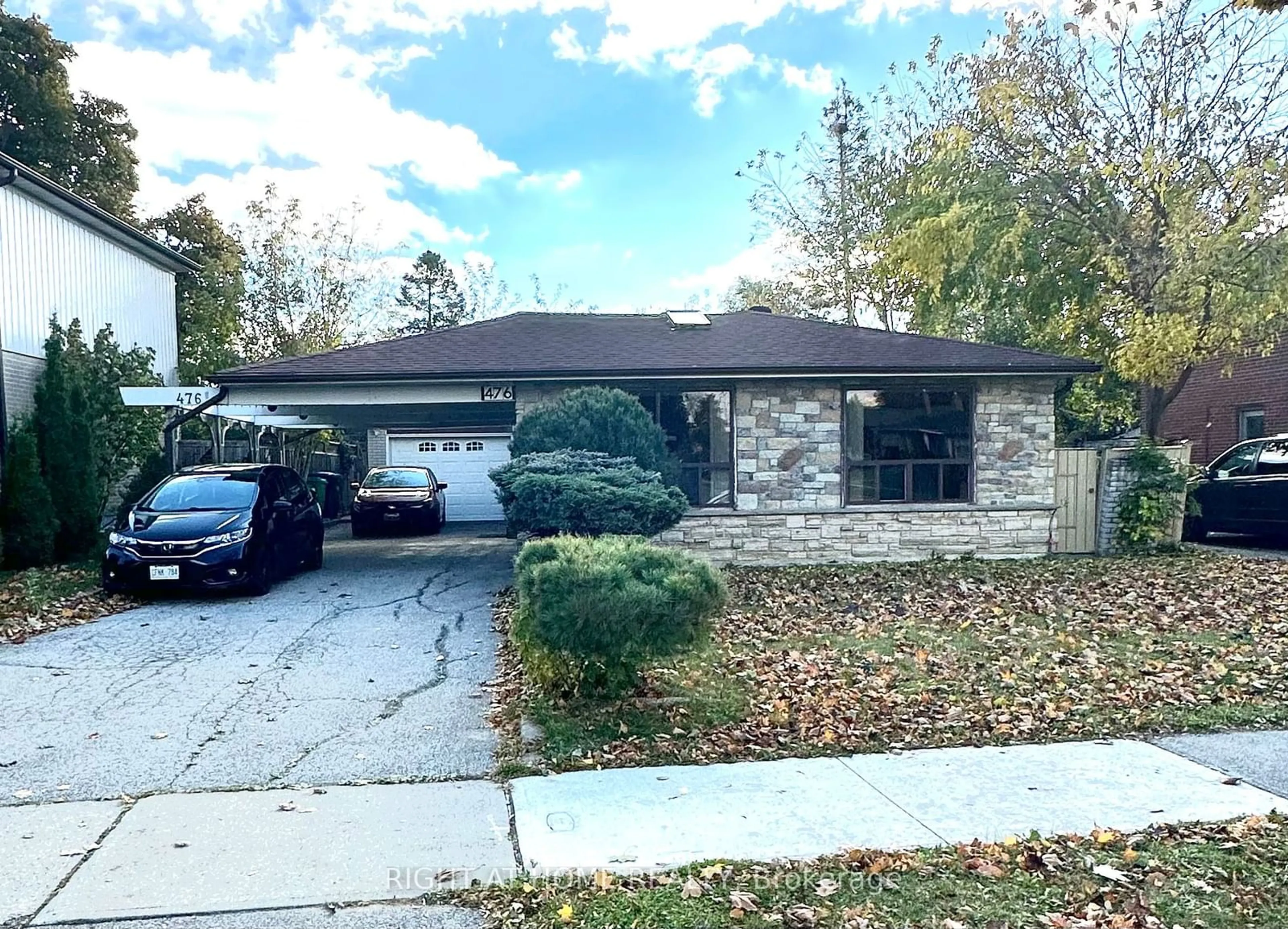 Frontside or backside of a home, the street view for 476 Tedwyn Dr, Mississauga Ontario L5A 1J7