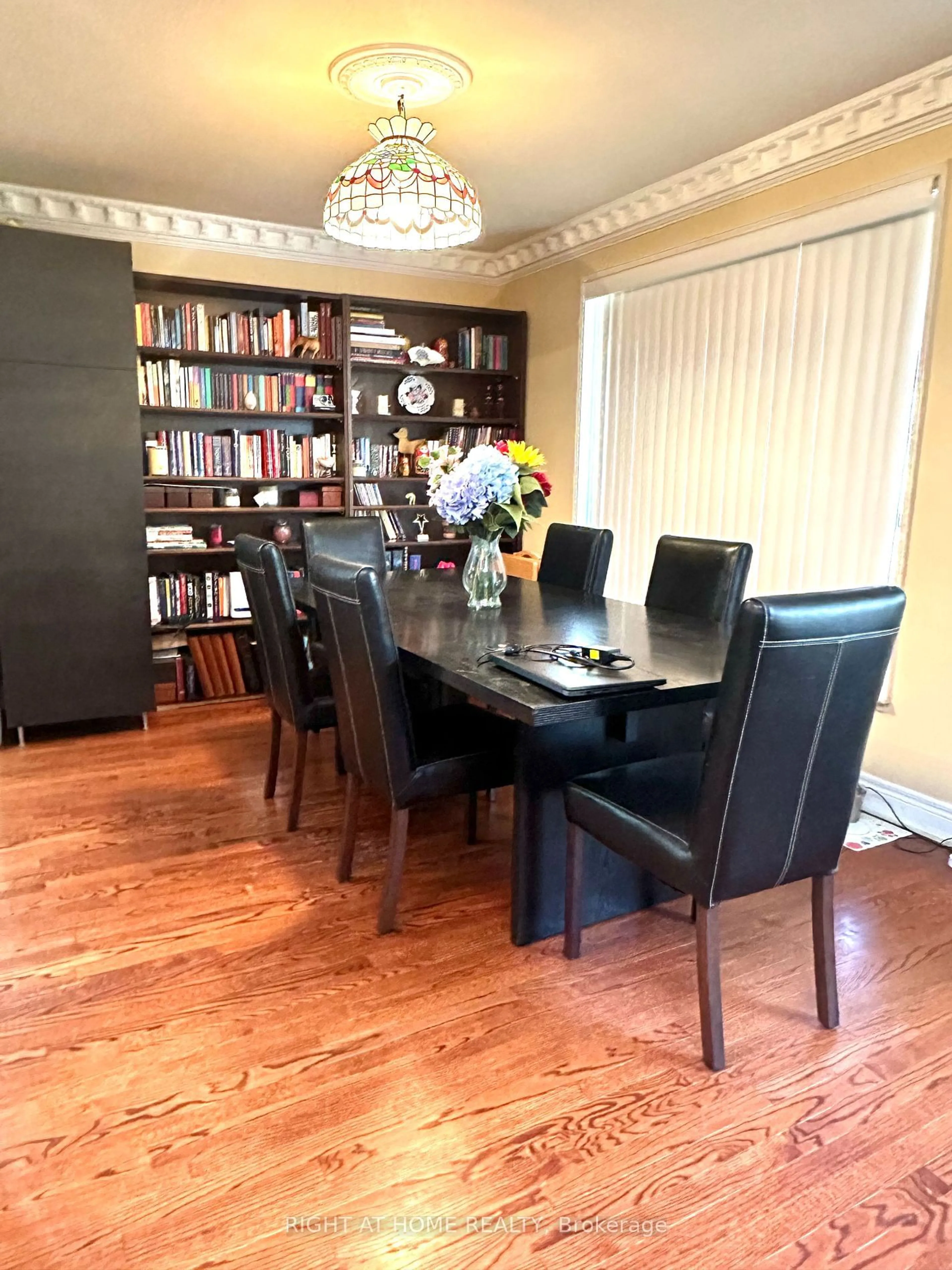 Dining room, wood floors for 476 Tedwyn Dr, Mississauga Ontario L5A 1J7