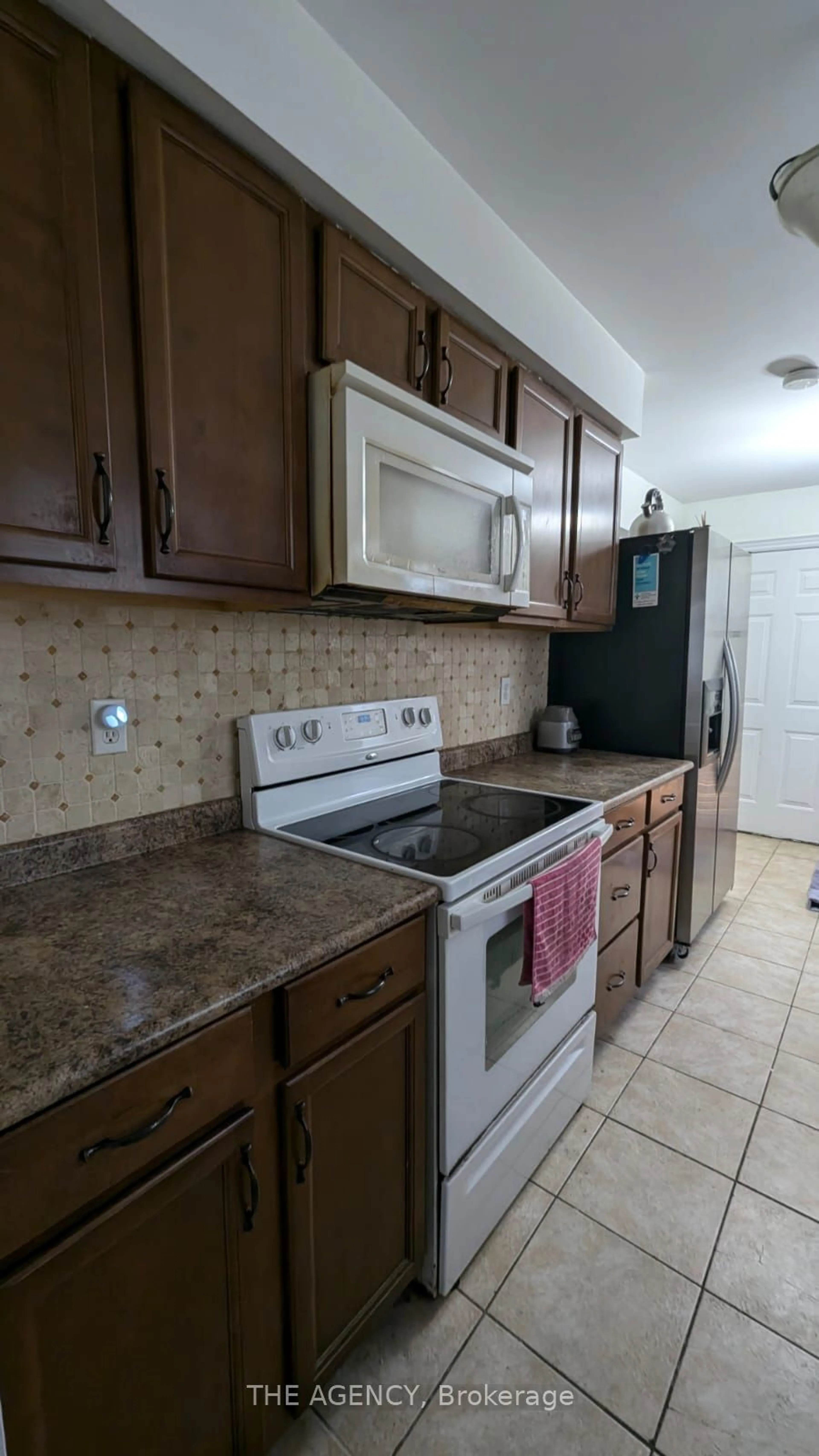 Standard kitchen, not visible floor for 63 Somerset Dr, Brampton Ontario L6Z 1C5